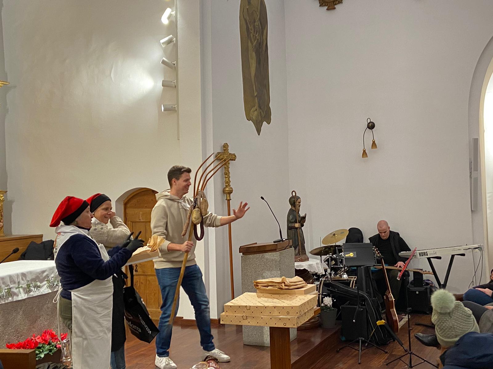 A l'interior de l'església, subhasta benèfica dels Encants.