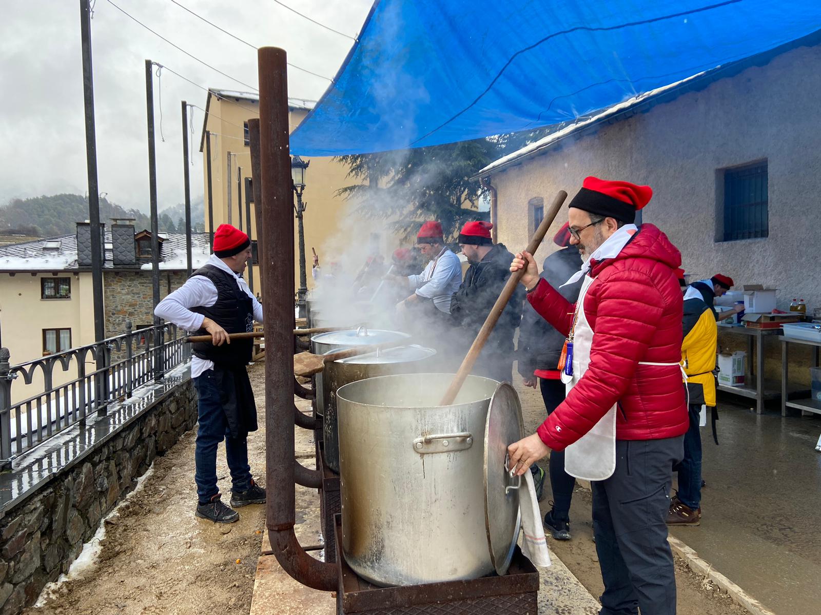 Els escudellaires, cuinant a les olles. 