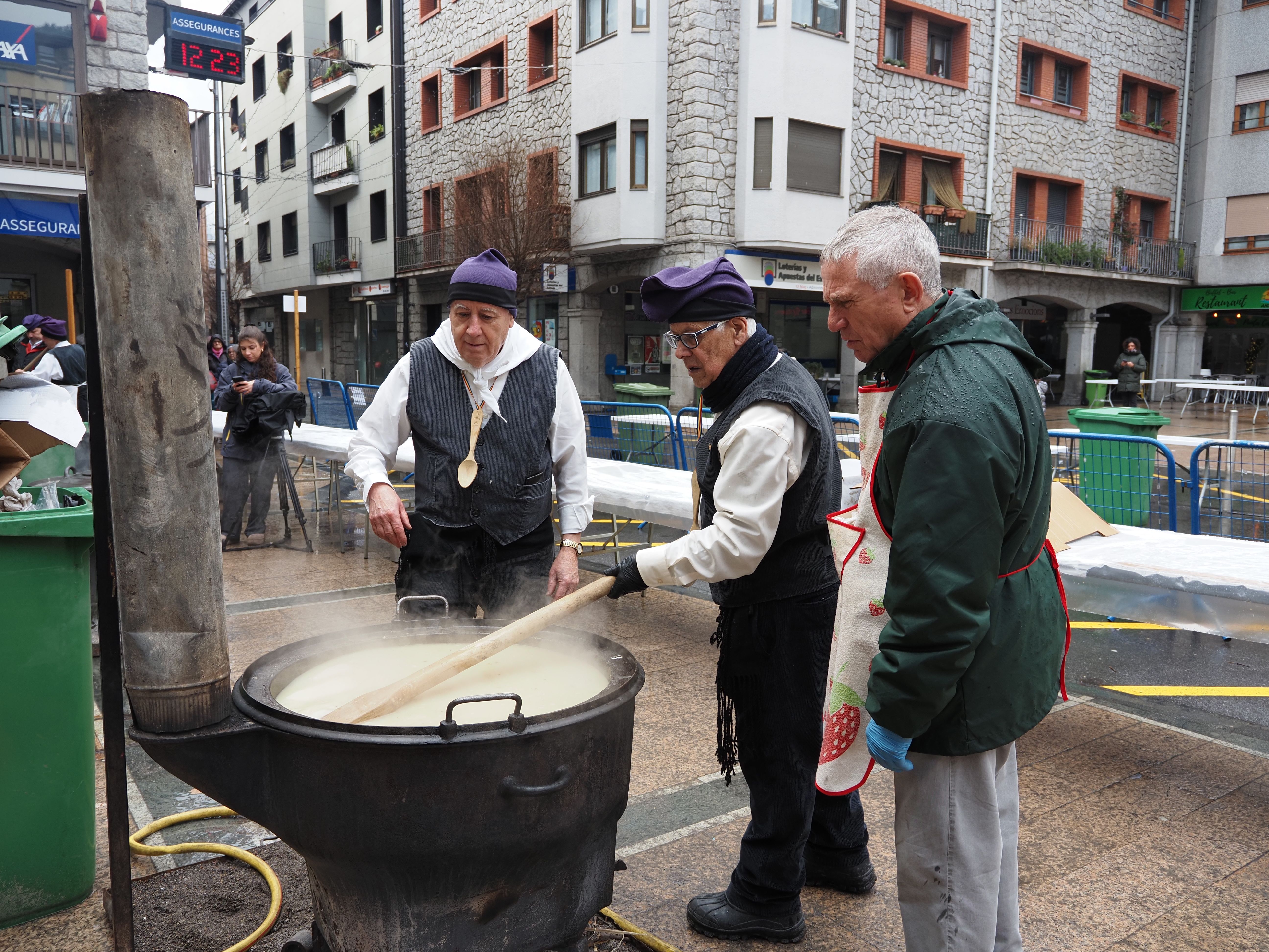 Escudellaires remenant una de les fogaines.