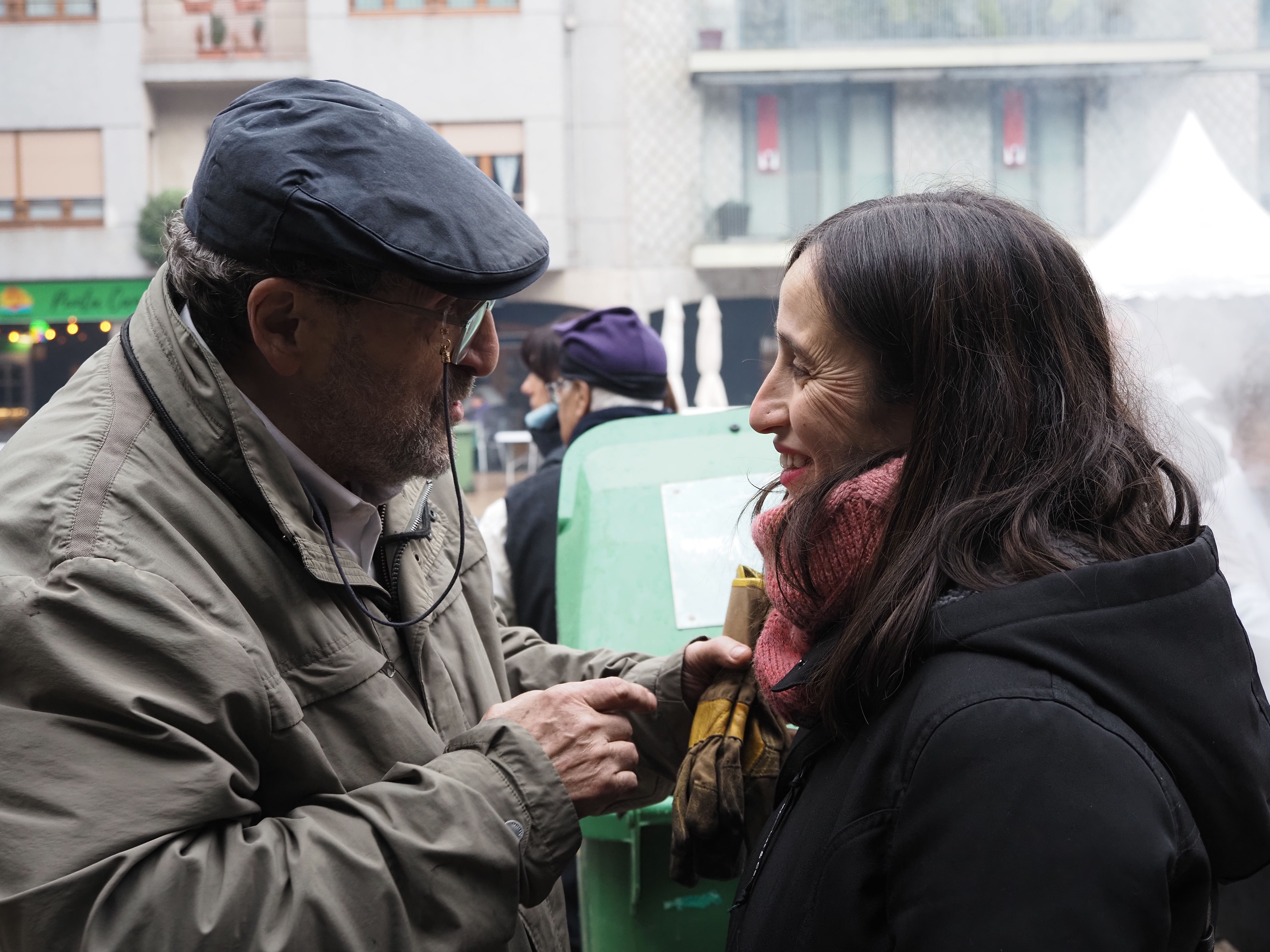 L'escudellaire major, Teo Armengol, parlant amb la cònsol Olalla Losada.