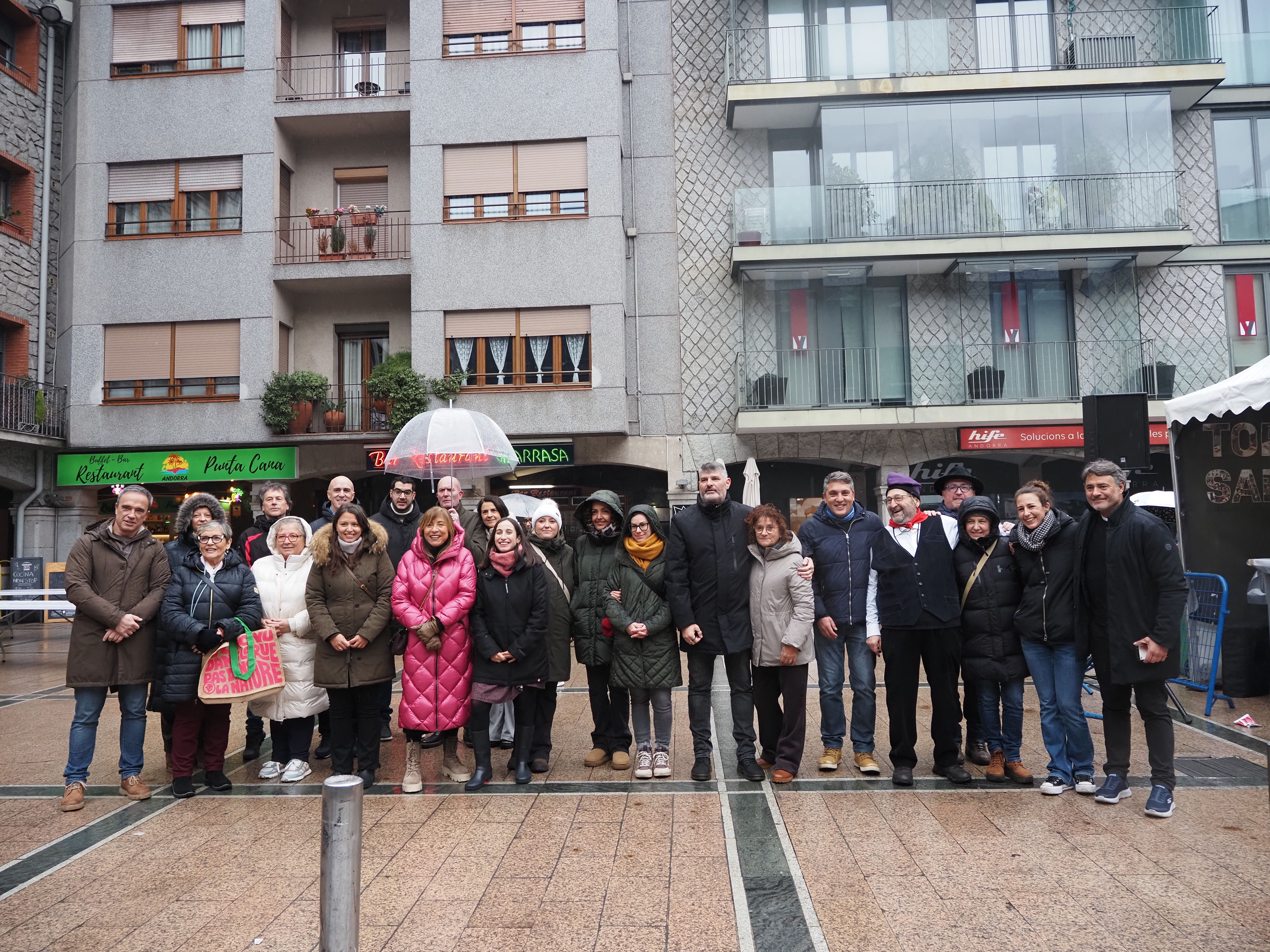 Les autoritats abans de tastar l'escudella.
