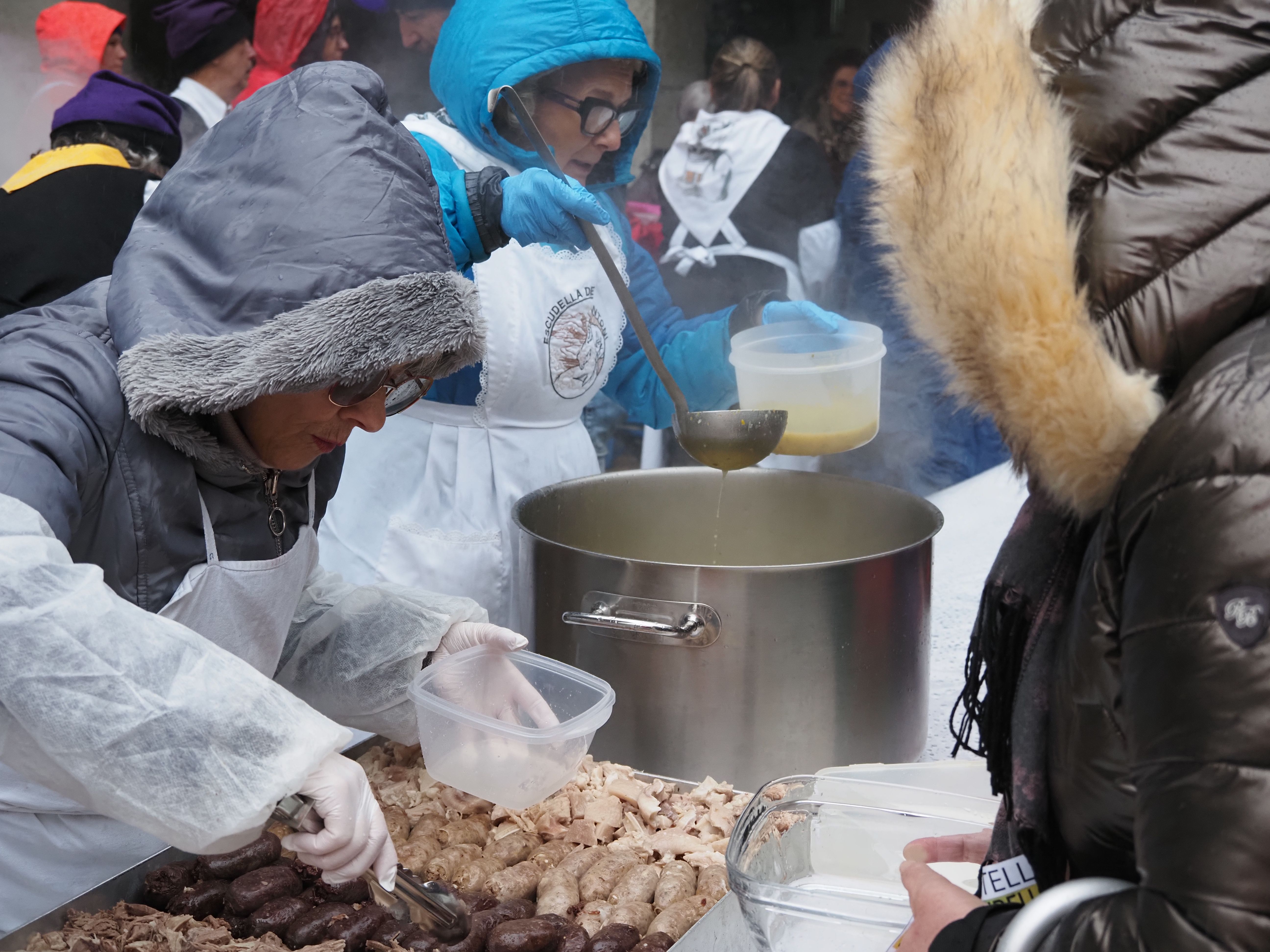 Repartiment de l'escudella i la carn d'olla.