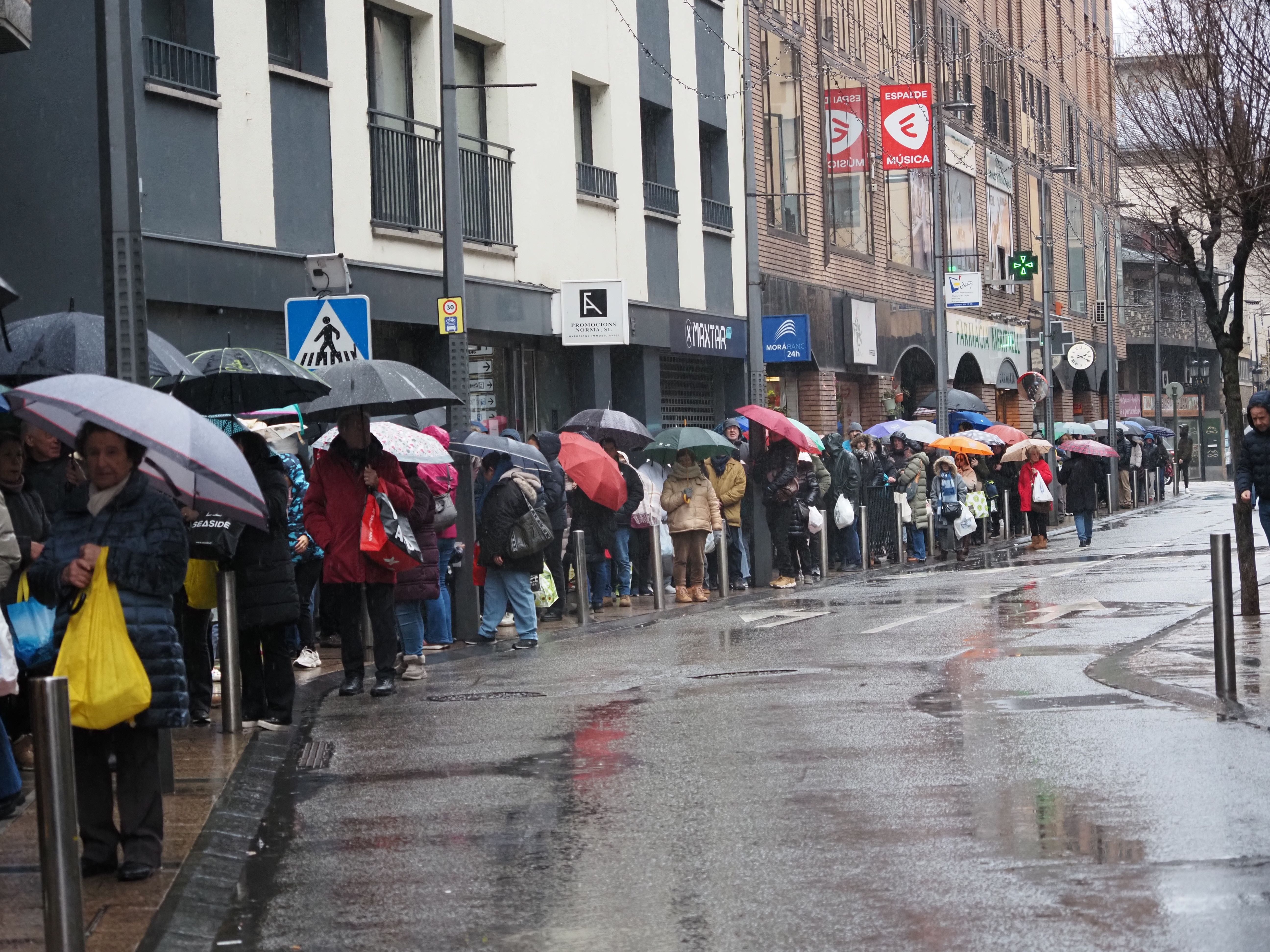 La cua de gent al carrer Doctor Nequi, sota la pluja.