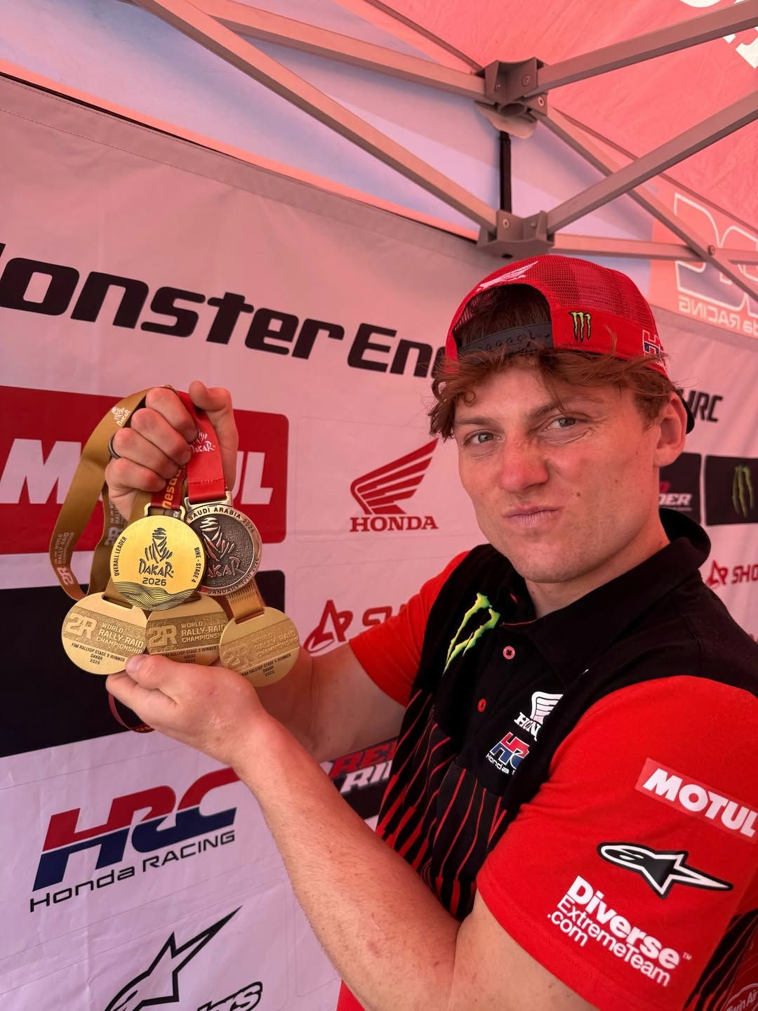 Tosha Schareina, amb les medalles aconseguides aquest any que inclouen el tercer lloc del Dakar. 