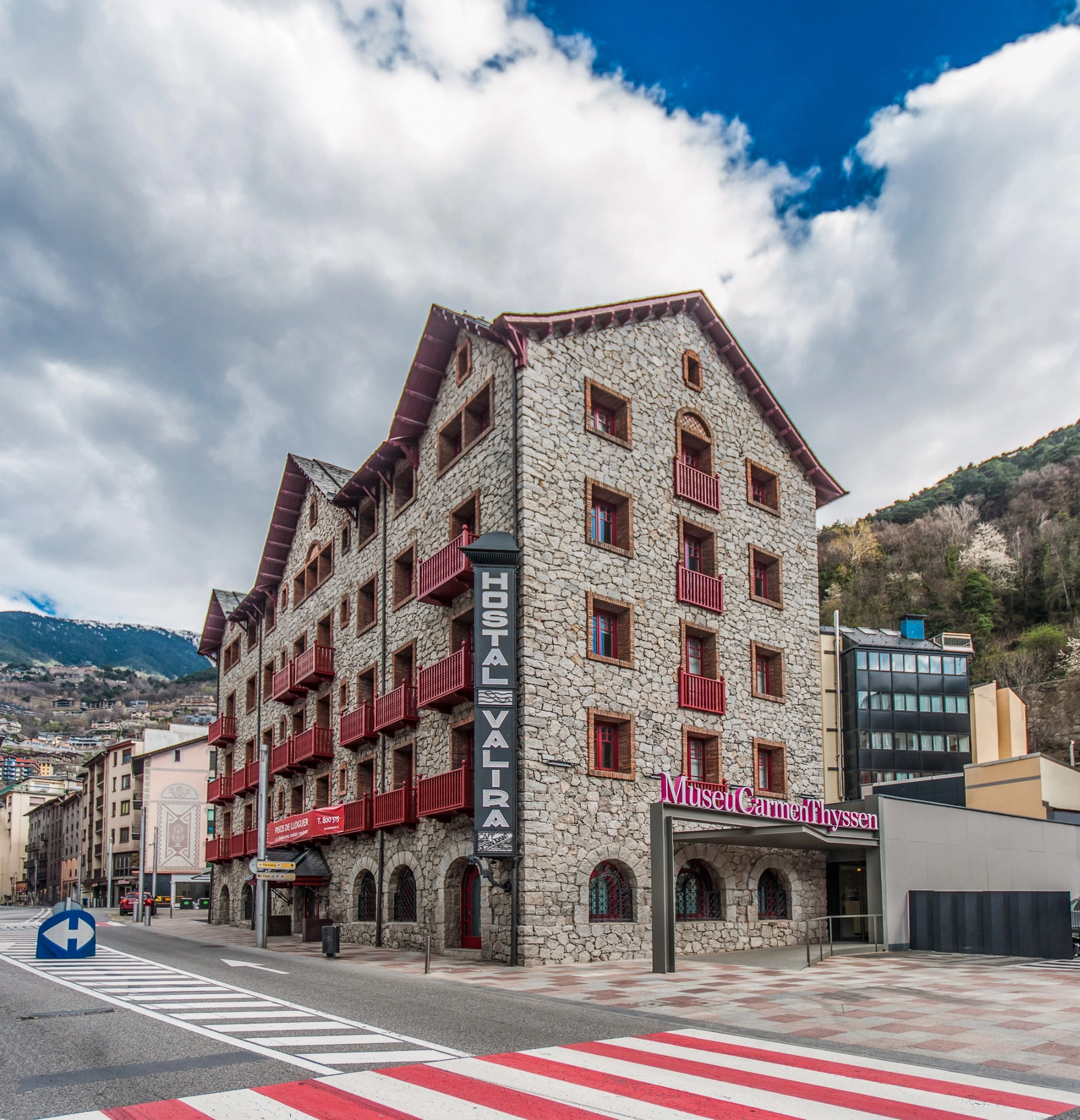 Una imatge de l'antic Hostal Valira encara com a Museu Carmen Thyssen.