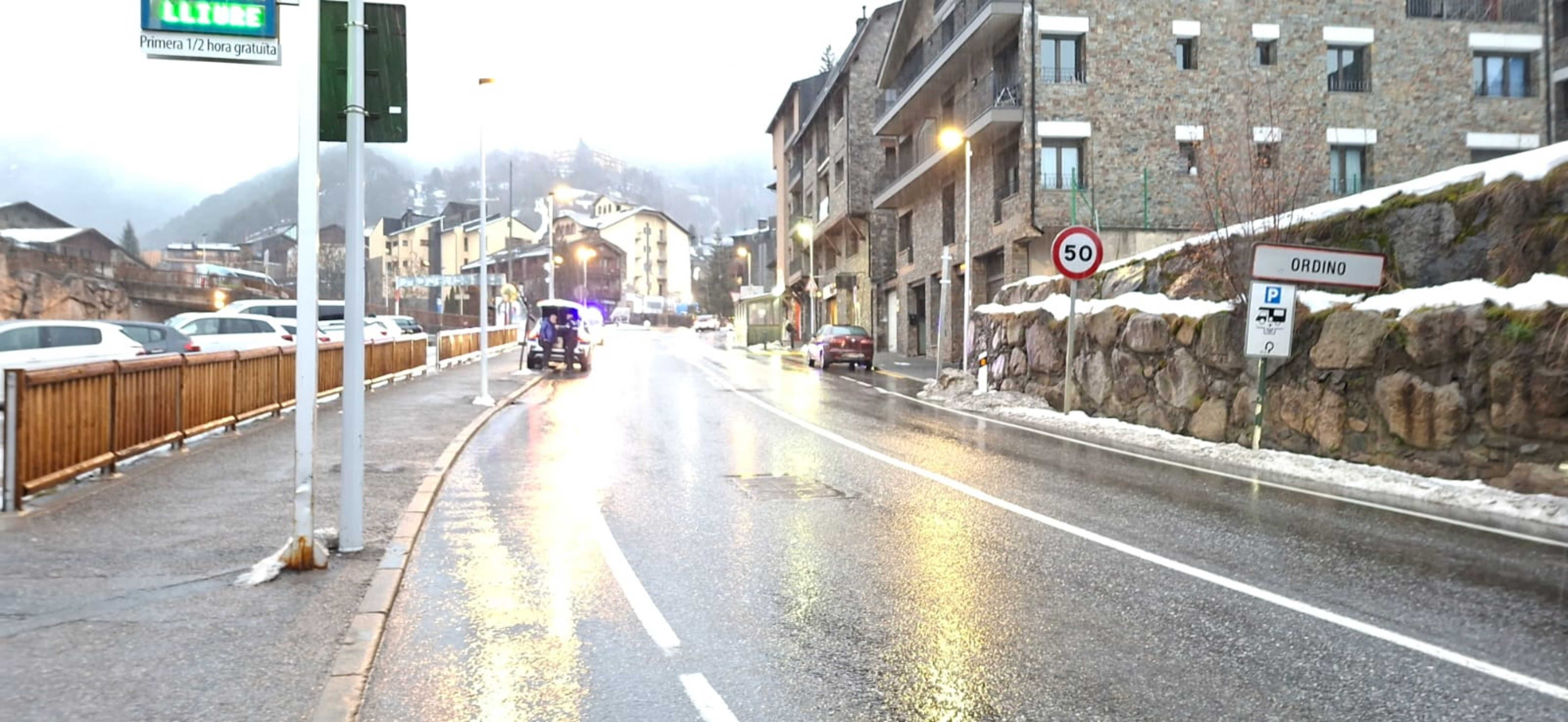 Una dotació de la policia encara en el lloc de l'accident.