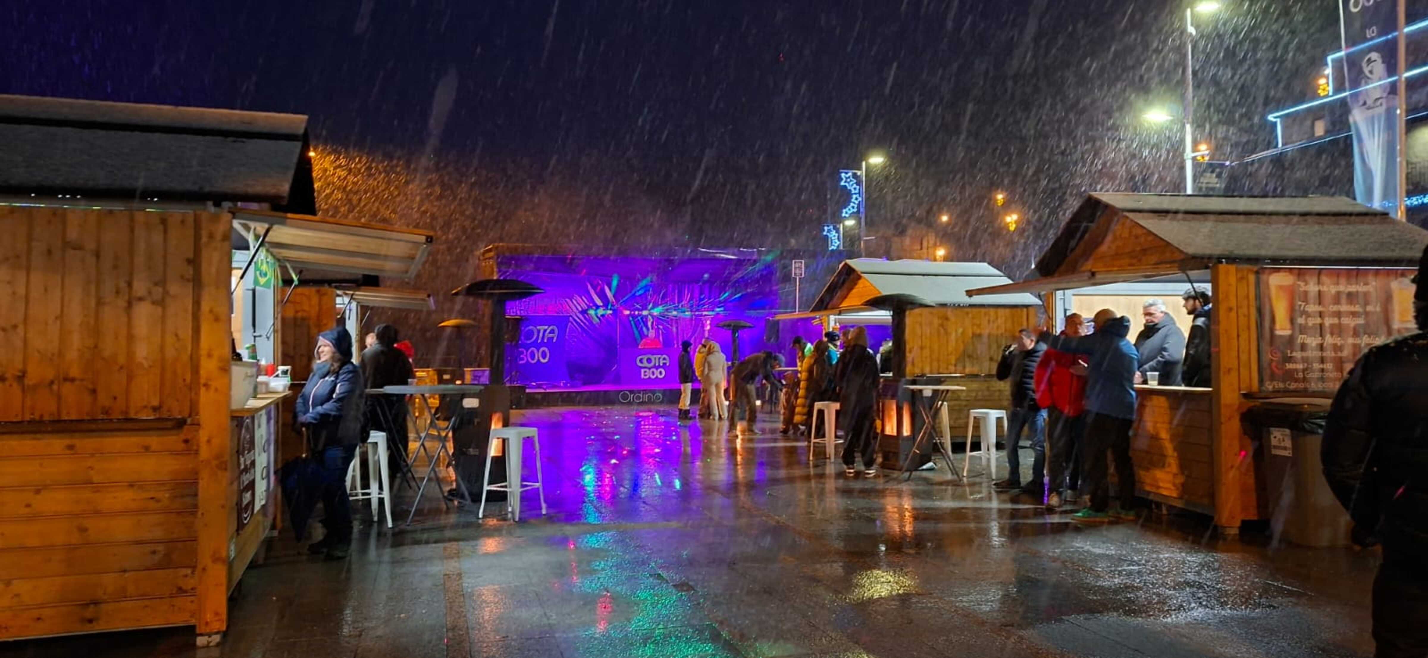 La plaça de la Closa pràcticament buida durant l'estrena del Cota 1.300.