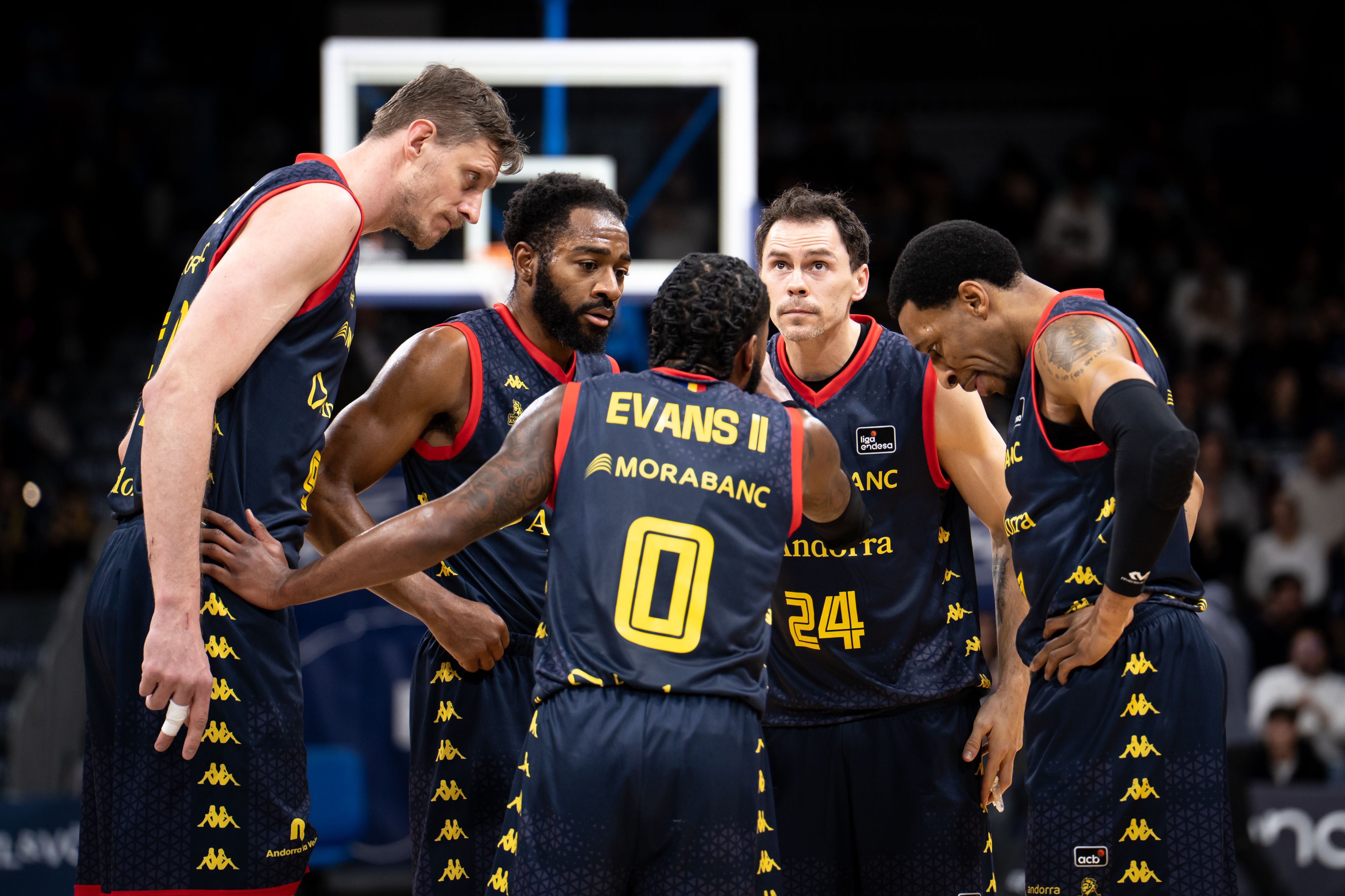 Reunió d'urgència dels jugadors del MoraBanc sobre el parquet.