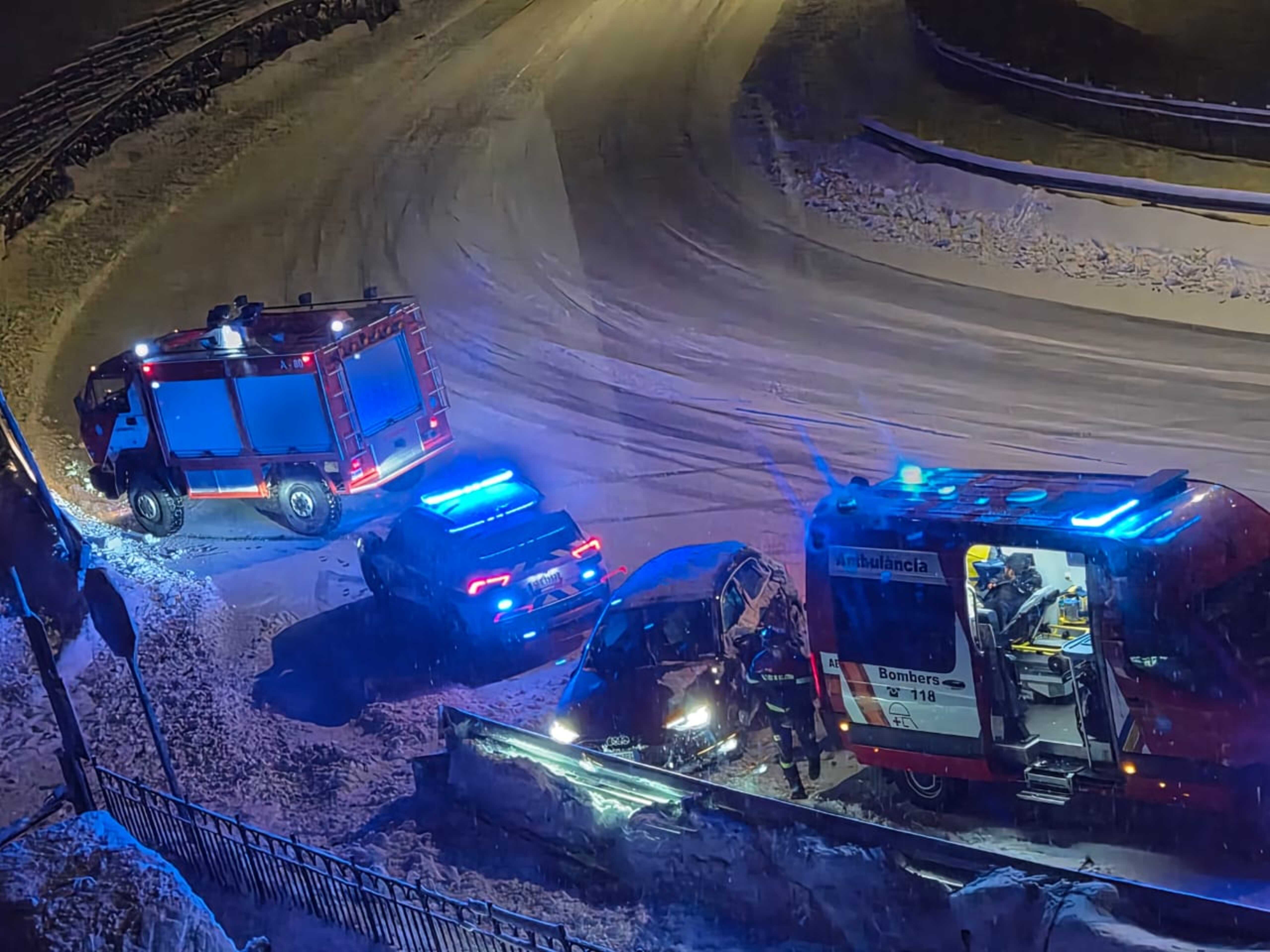 Policies i bombers en el lloc de l'accident encara amb el vehicle implicat.