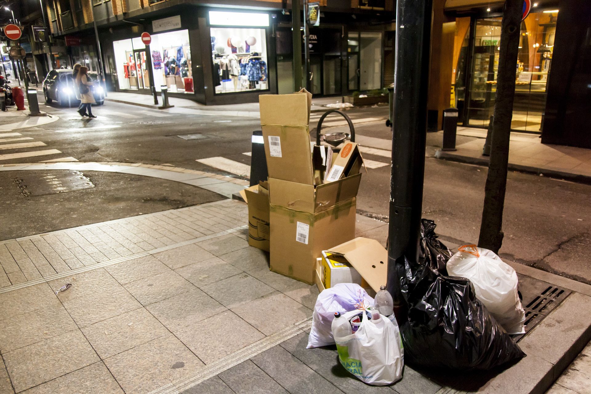 Bosses d'escombraries i caixes de cartró en un carrer d'Andorra la Vella.