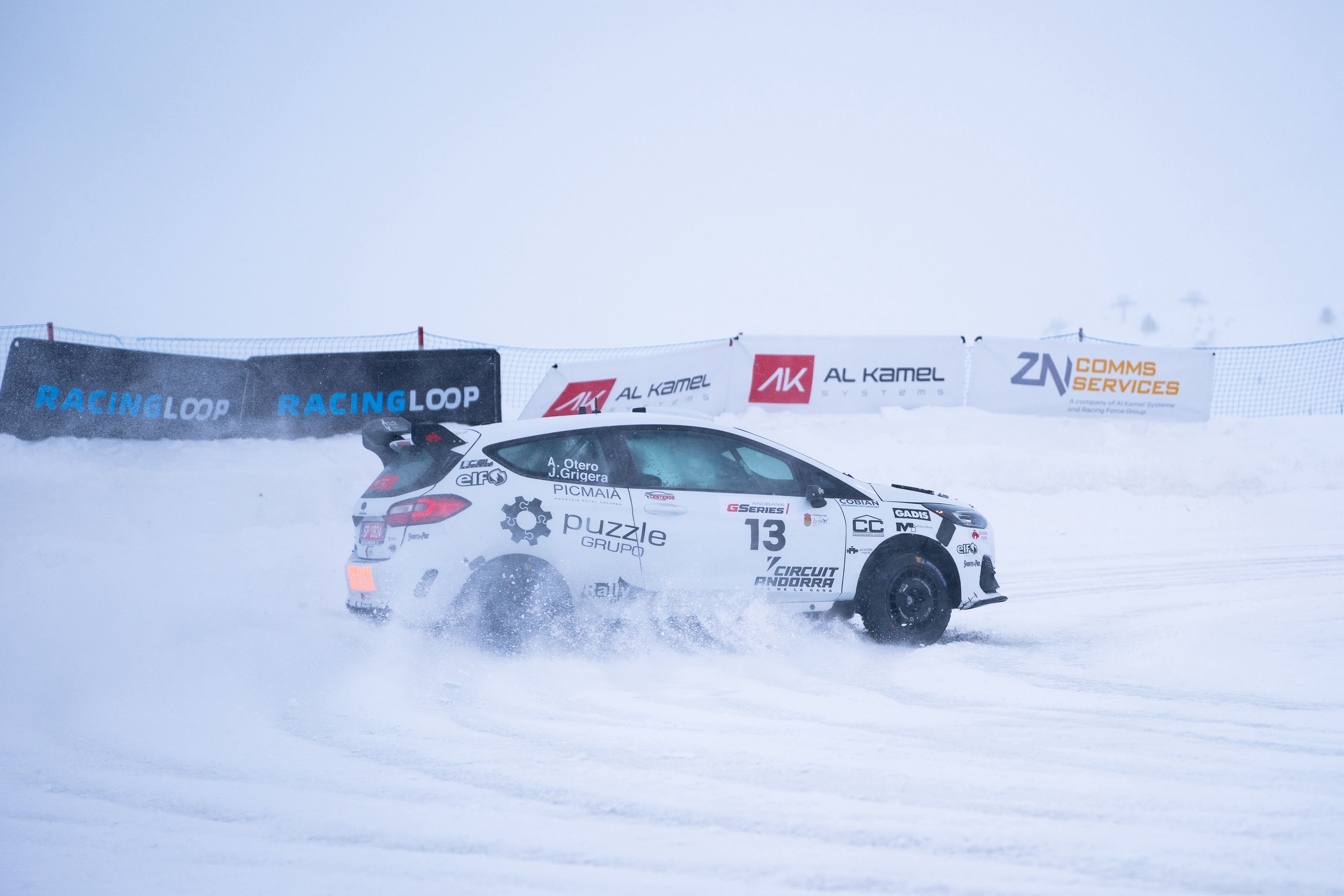 El cotxe d'Otero i Grigera, derrapant sobre la neu gelada del Pas.