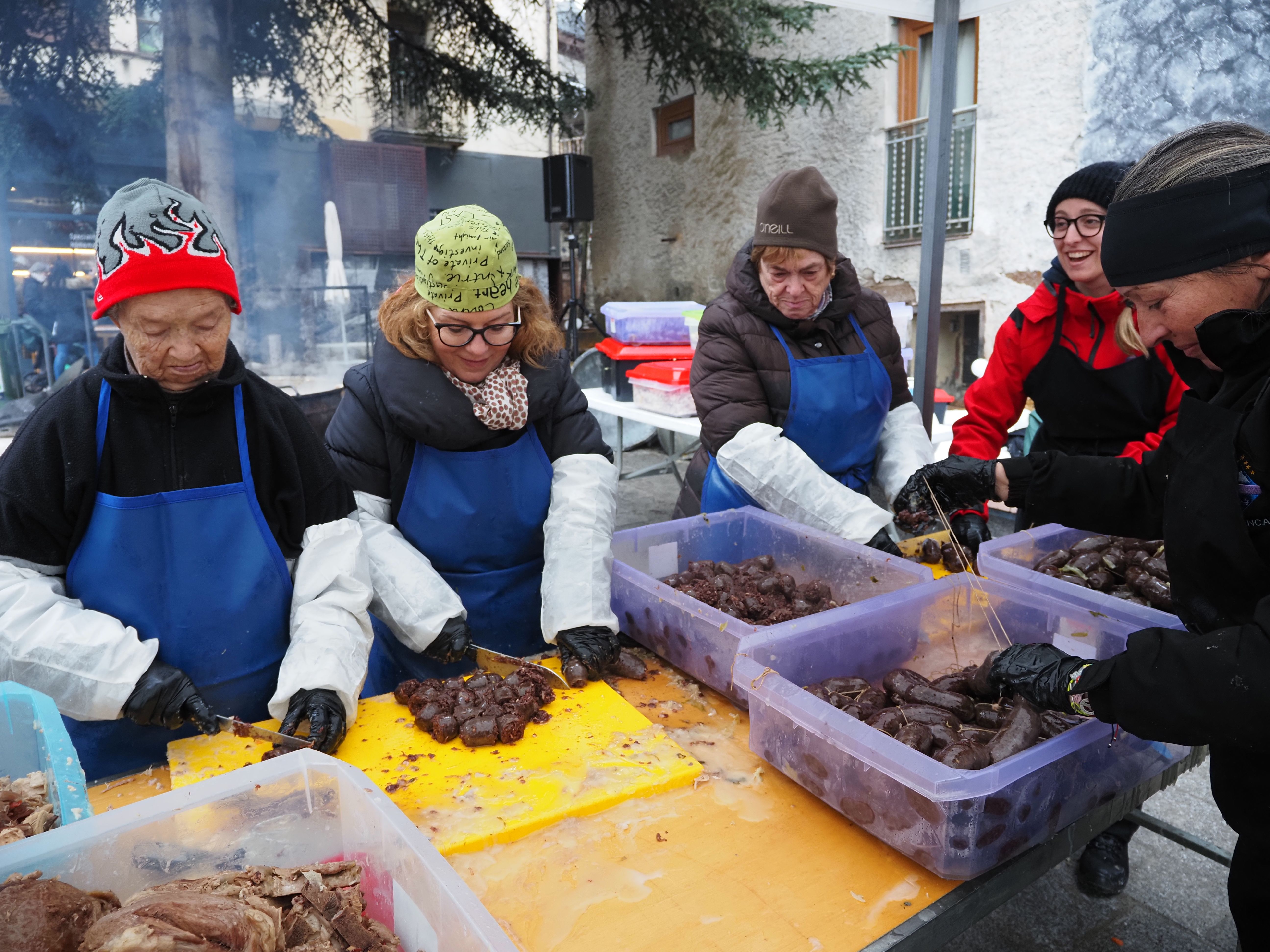 Les cuineres preparant la carn.