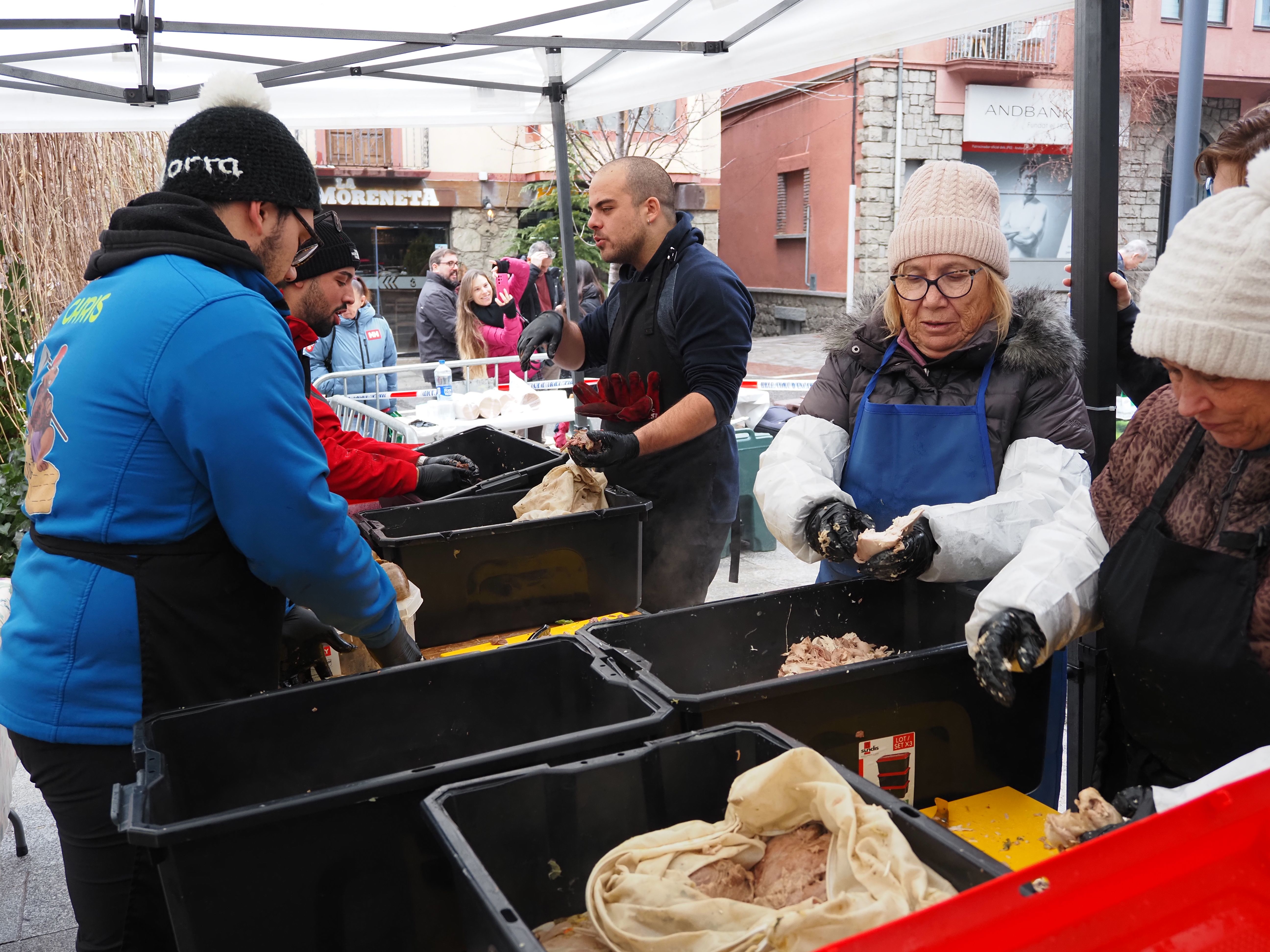 Preparació de la carn de l'escudella d'Encamp.