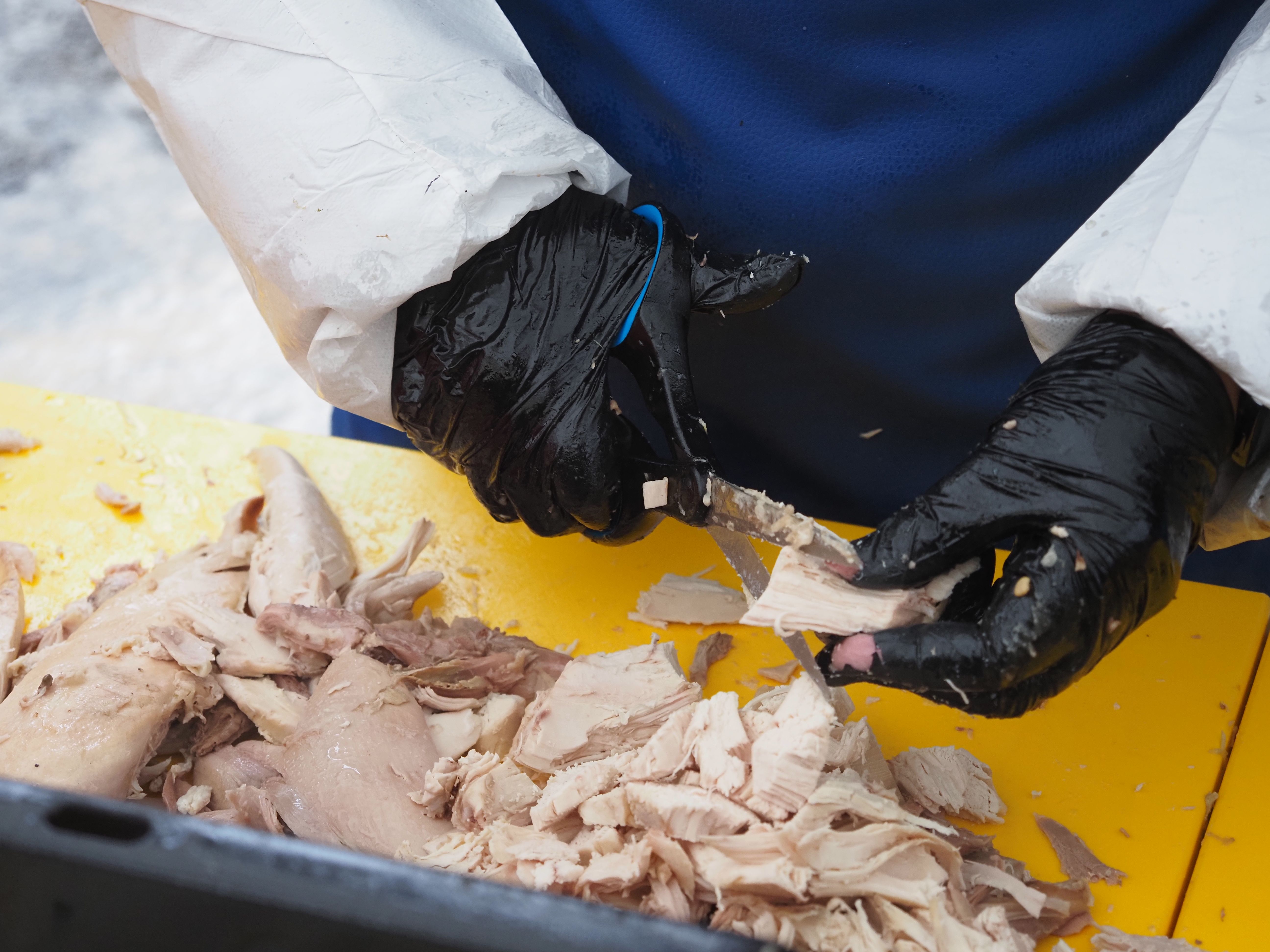 Preparació de la carn de l'escudella d'Encamp.