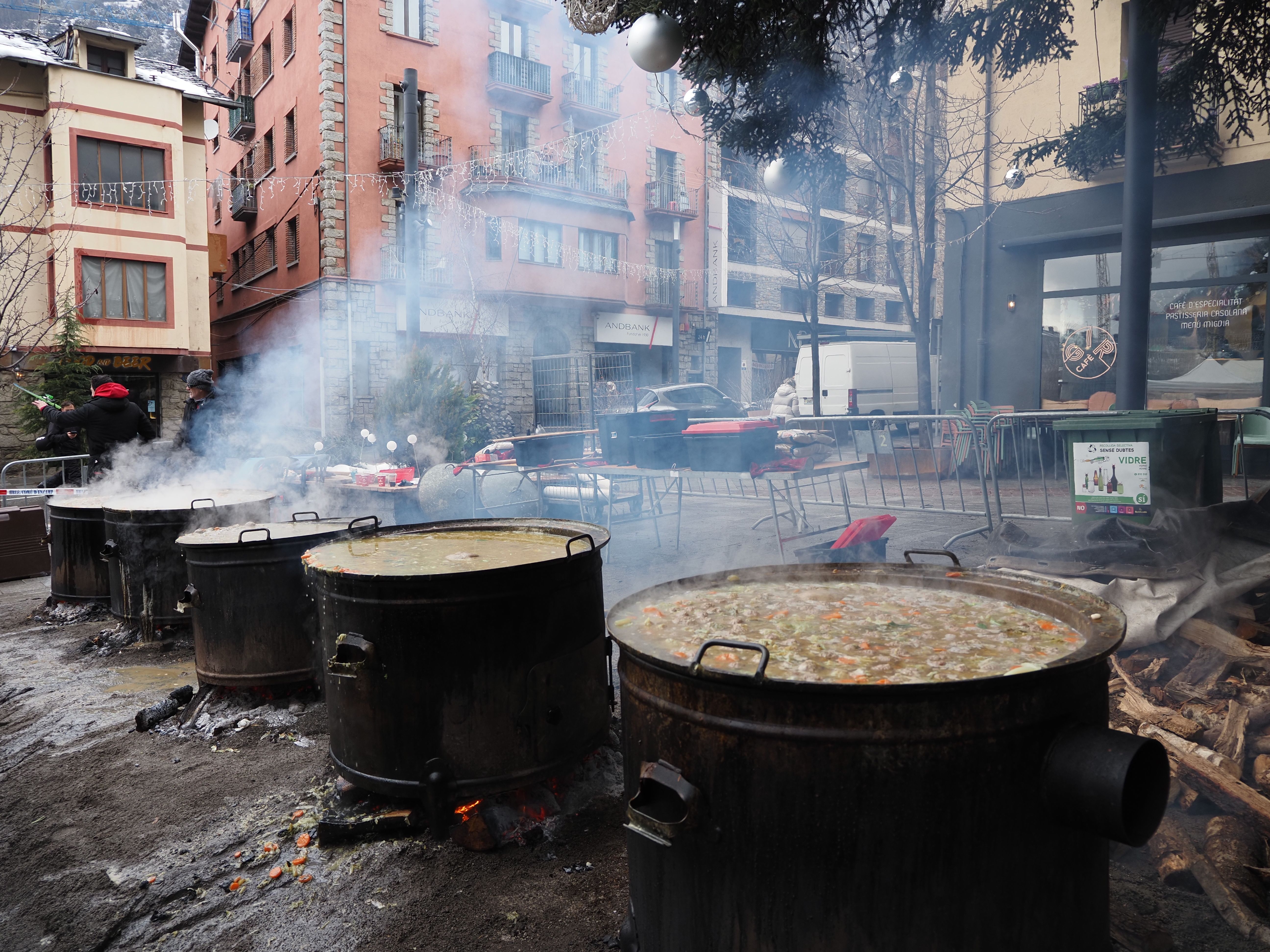 Les fogaines moments abans de repartir l'escudella.