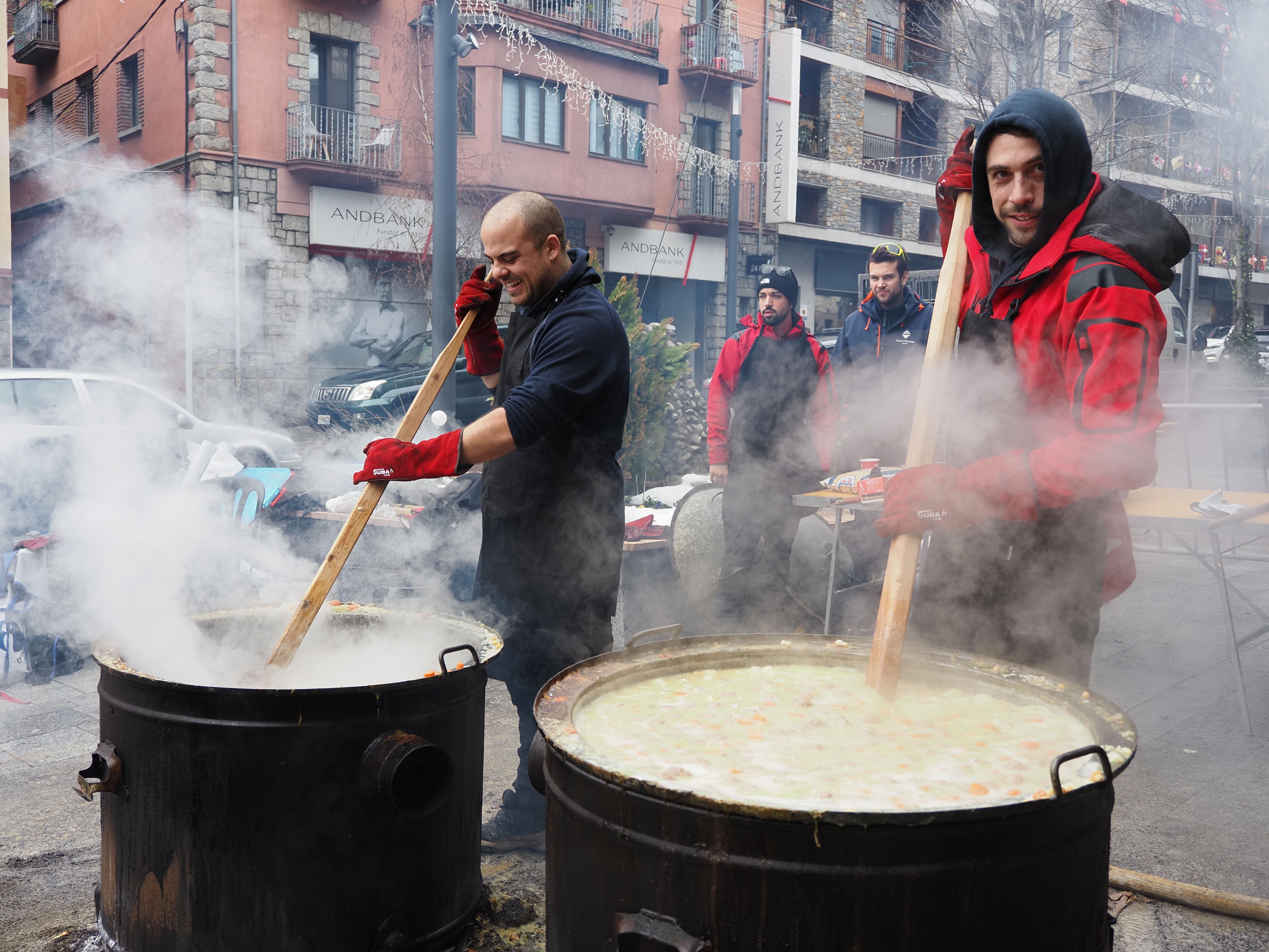 Dos dels escudellaires remenant el brou.