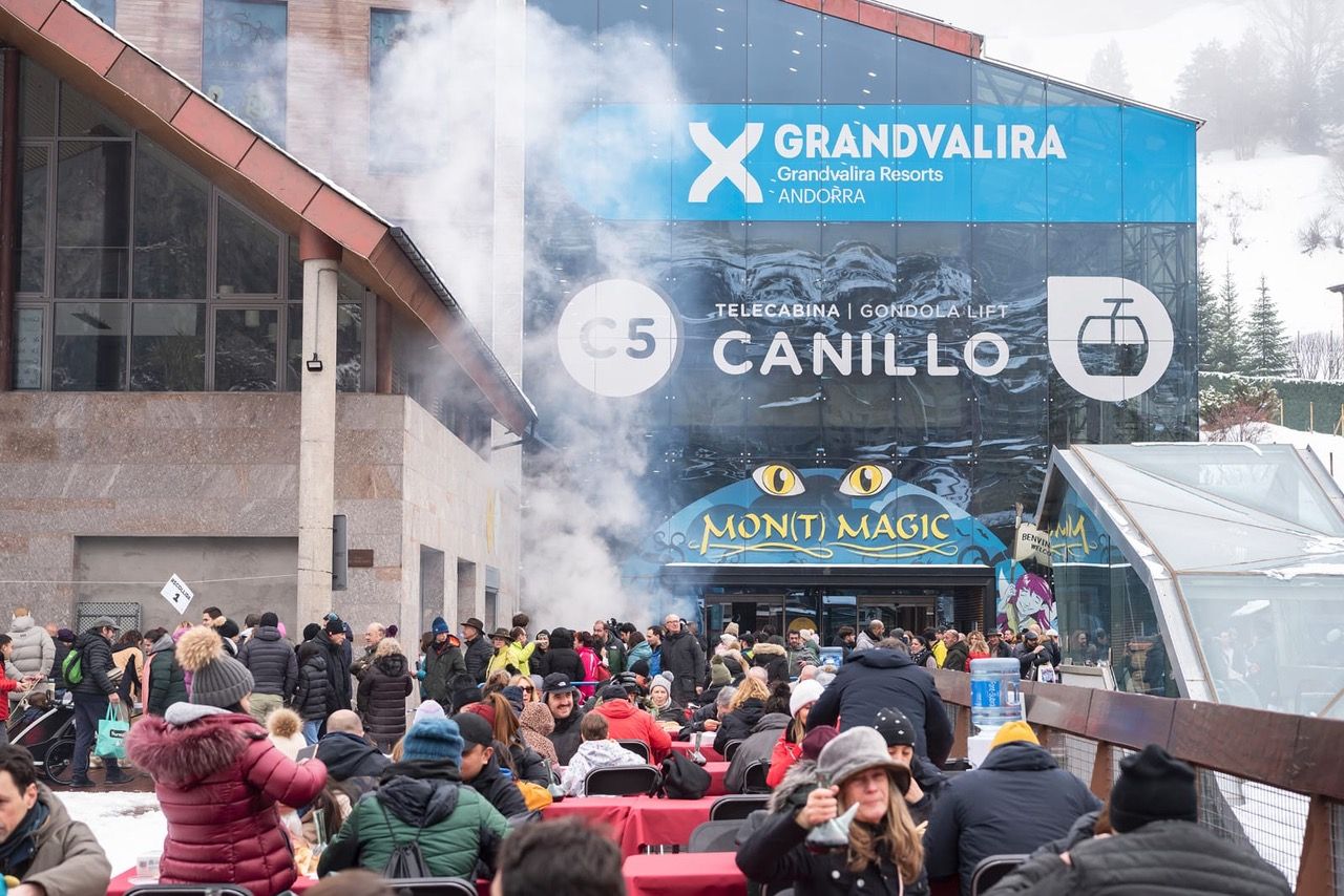 Diverses taules davant el telecabina per gaudir de la vianda de Canillo.