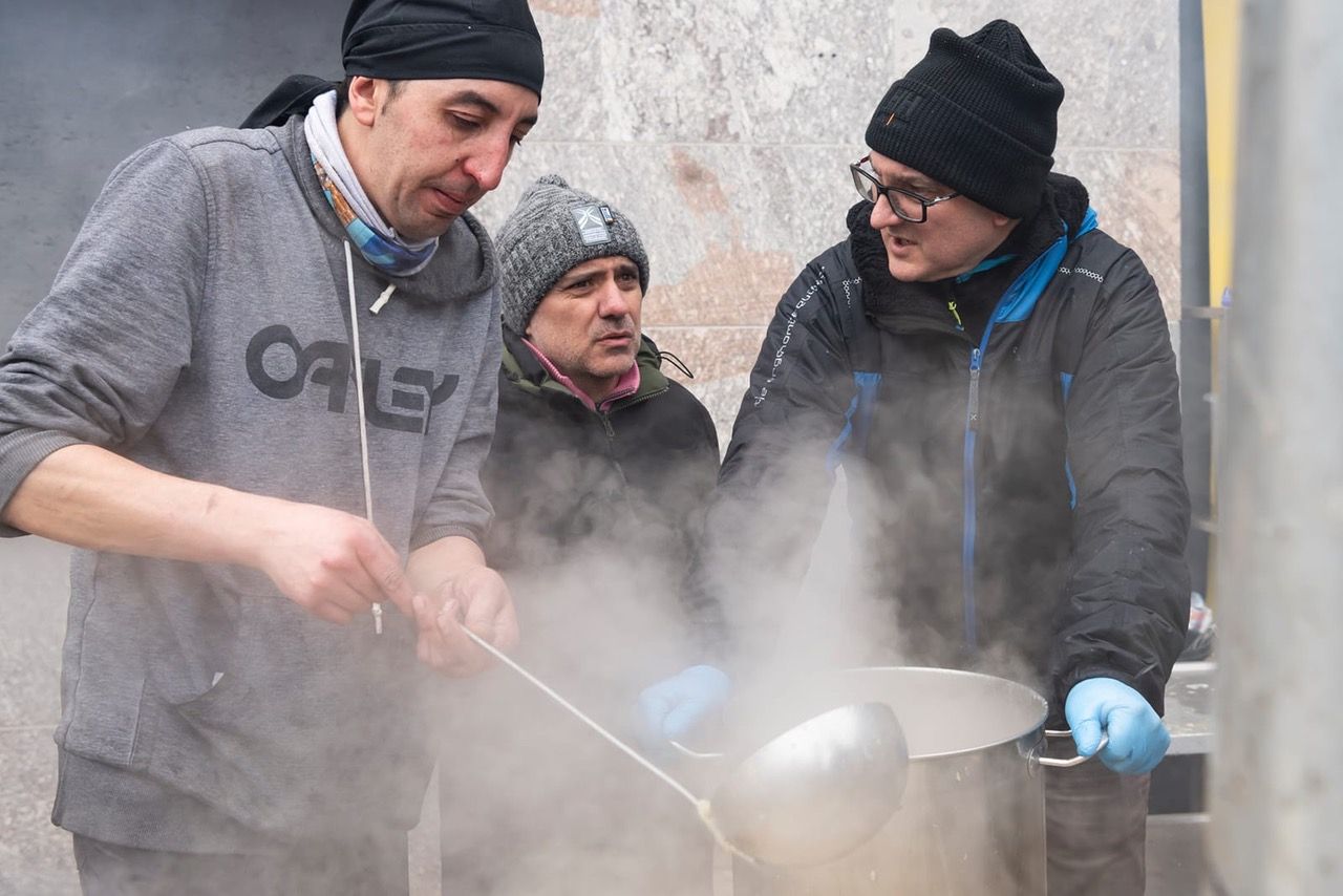 Últims preparatius dels cuiners i responsables de l'esdeveniment.