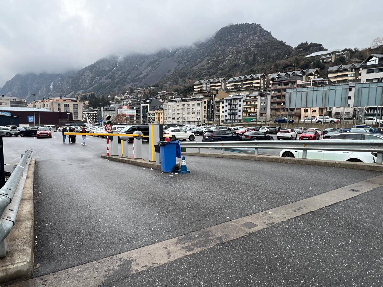 L'accés a l'aparcament Valira d'Andorra la Vella.
