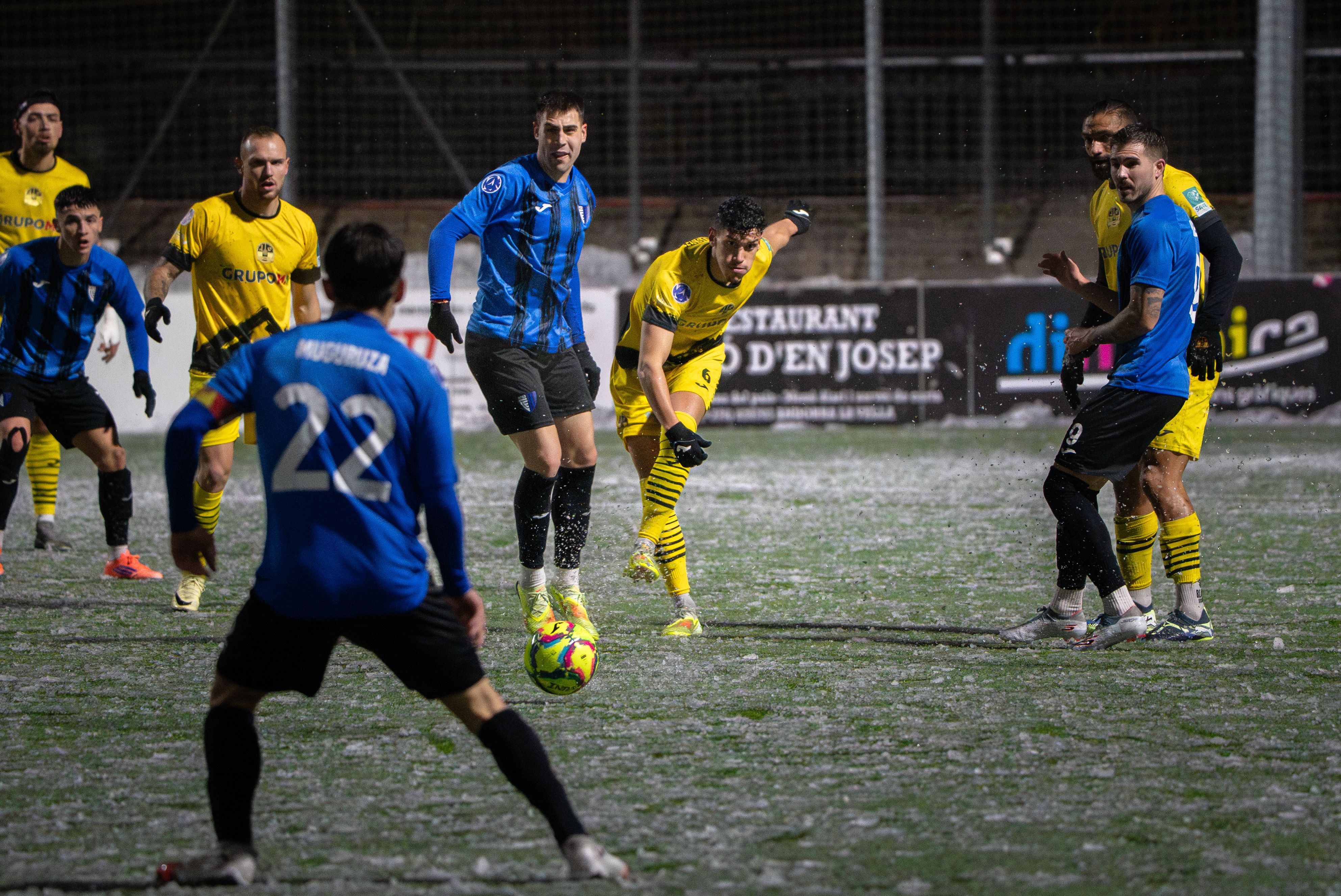 Ambient gèlid en el duel entre l'Inter Escaldes i la UE Santa Coloma.