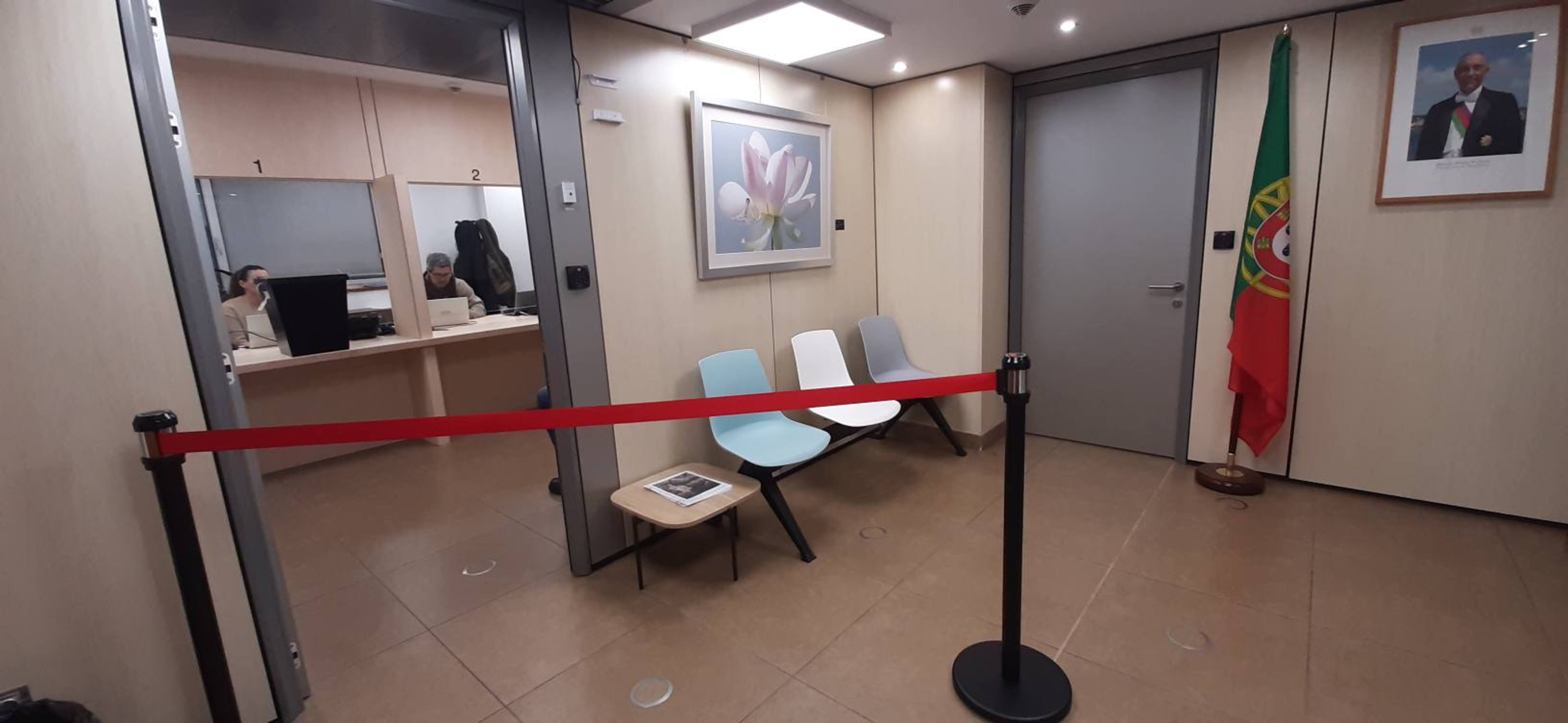 Les instal·lacions del consolat general amb l'urna electoral a l'esquerra i al fons.