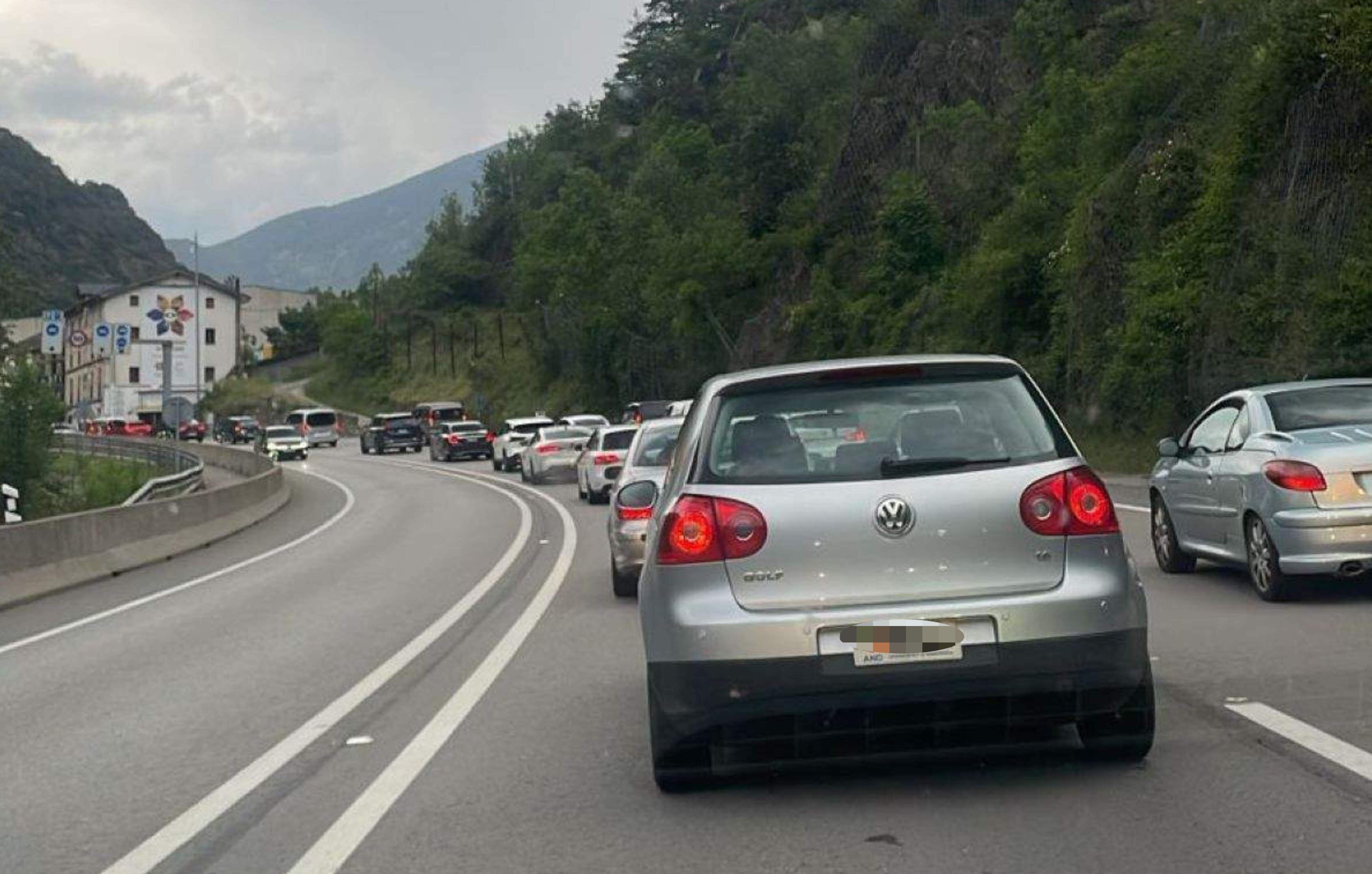 Cua de vehicles esperant per accedir a Andorra per la frontera del riu Runer.
