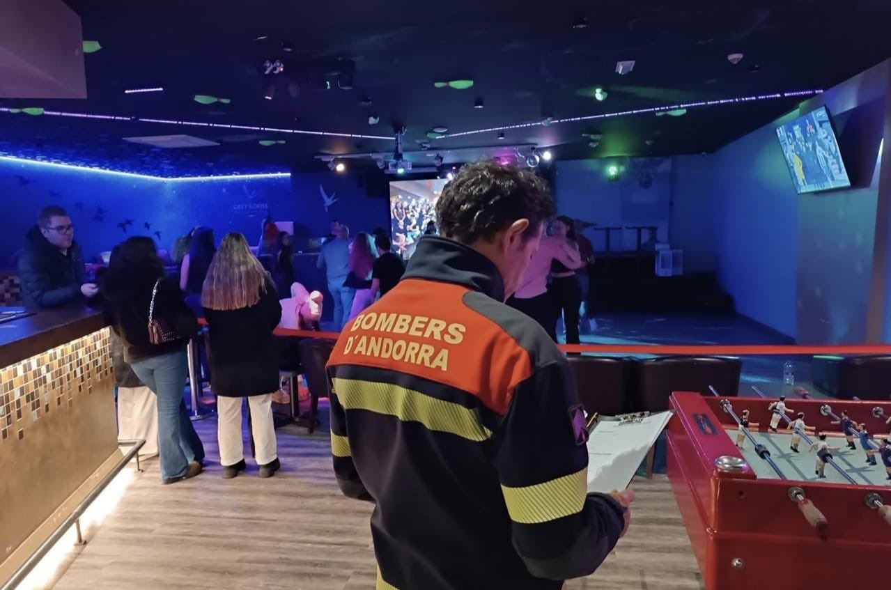 Un dels membres del cos de bombers fent una inspecció en un local d'oci nocturn.