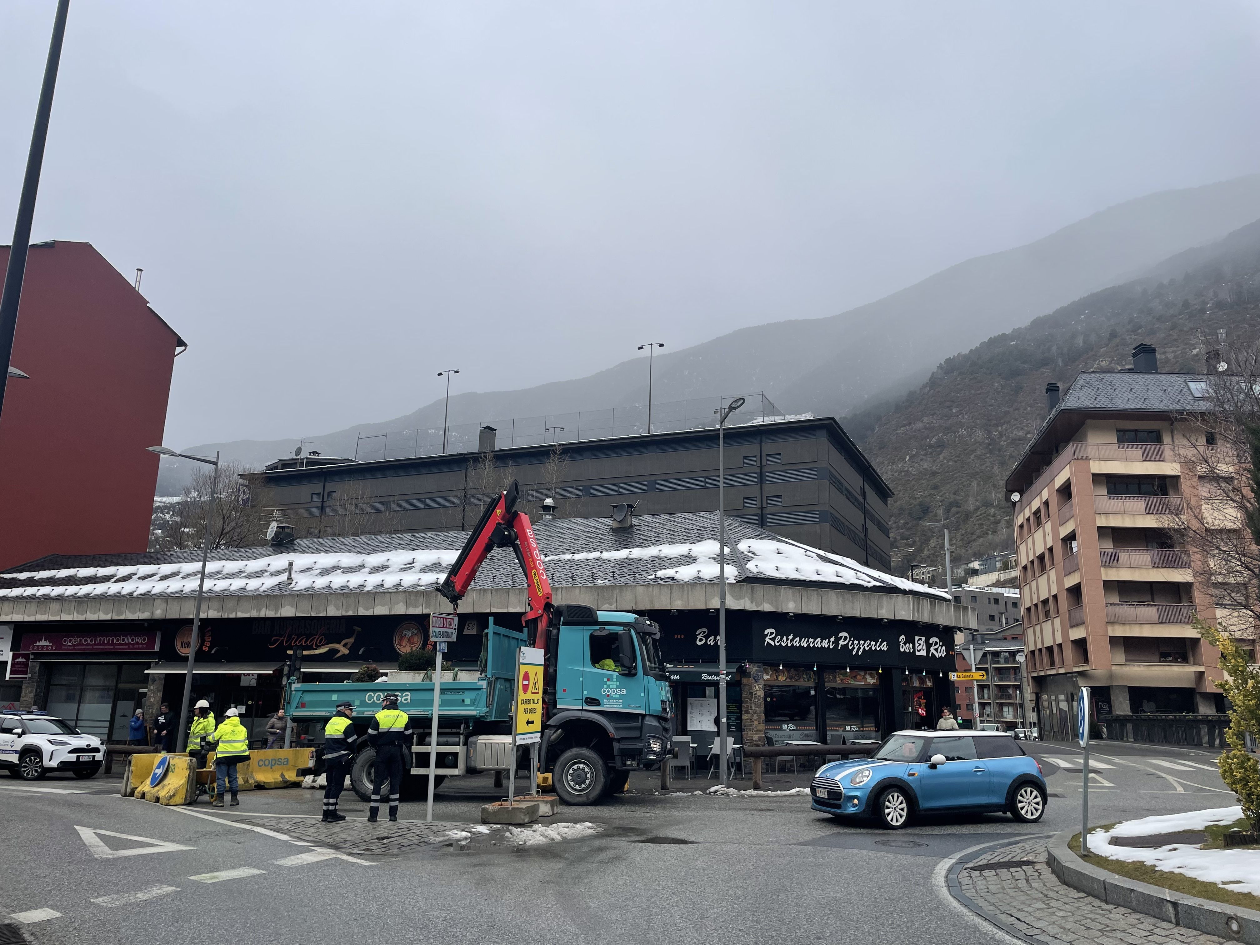 Tancament del carril en sentit baixada a partir dela rotonda de Prat de Genil.