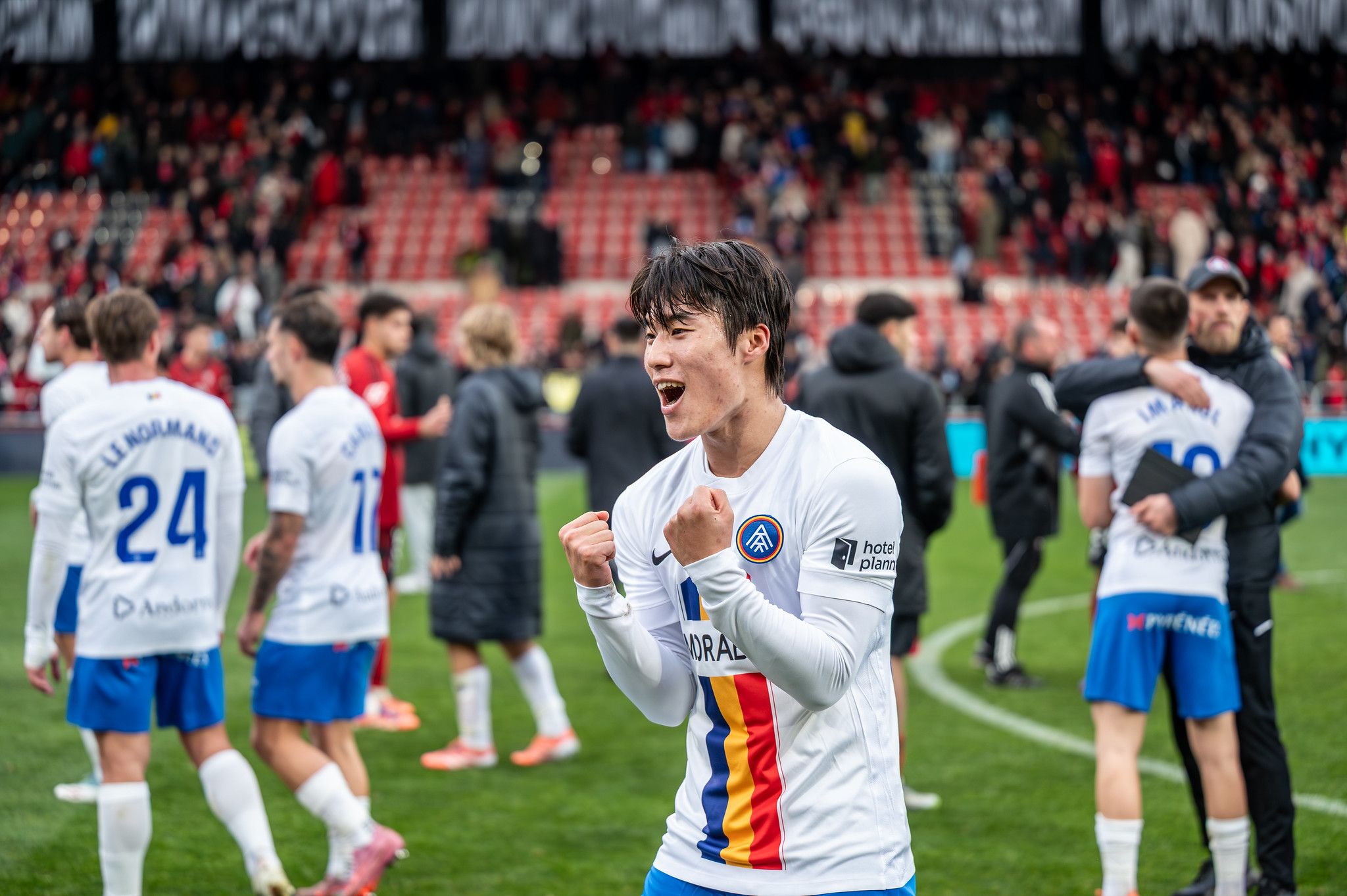 L'atacant de l'FC Andorra, Min-su Kim, celebrant els tres punts a l'estadi del Mirandés.