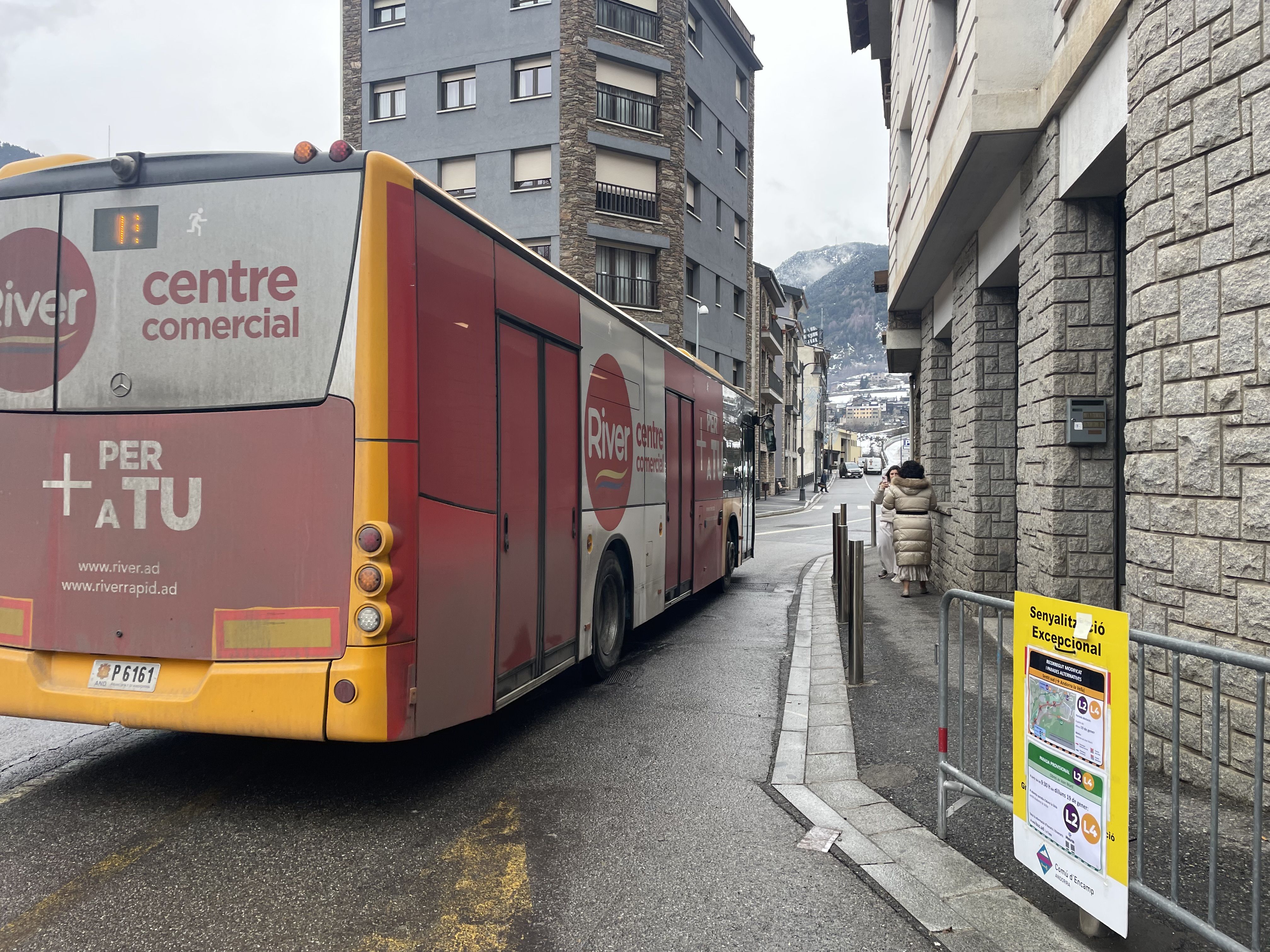 Un bus de la L2 passant per Encamp davant la nova senyalització.