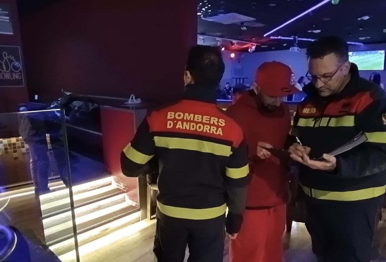 Els bombers durant un dels controls fets en un local d'oci nocturn.