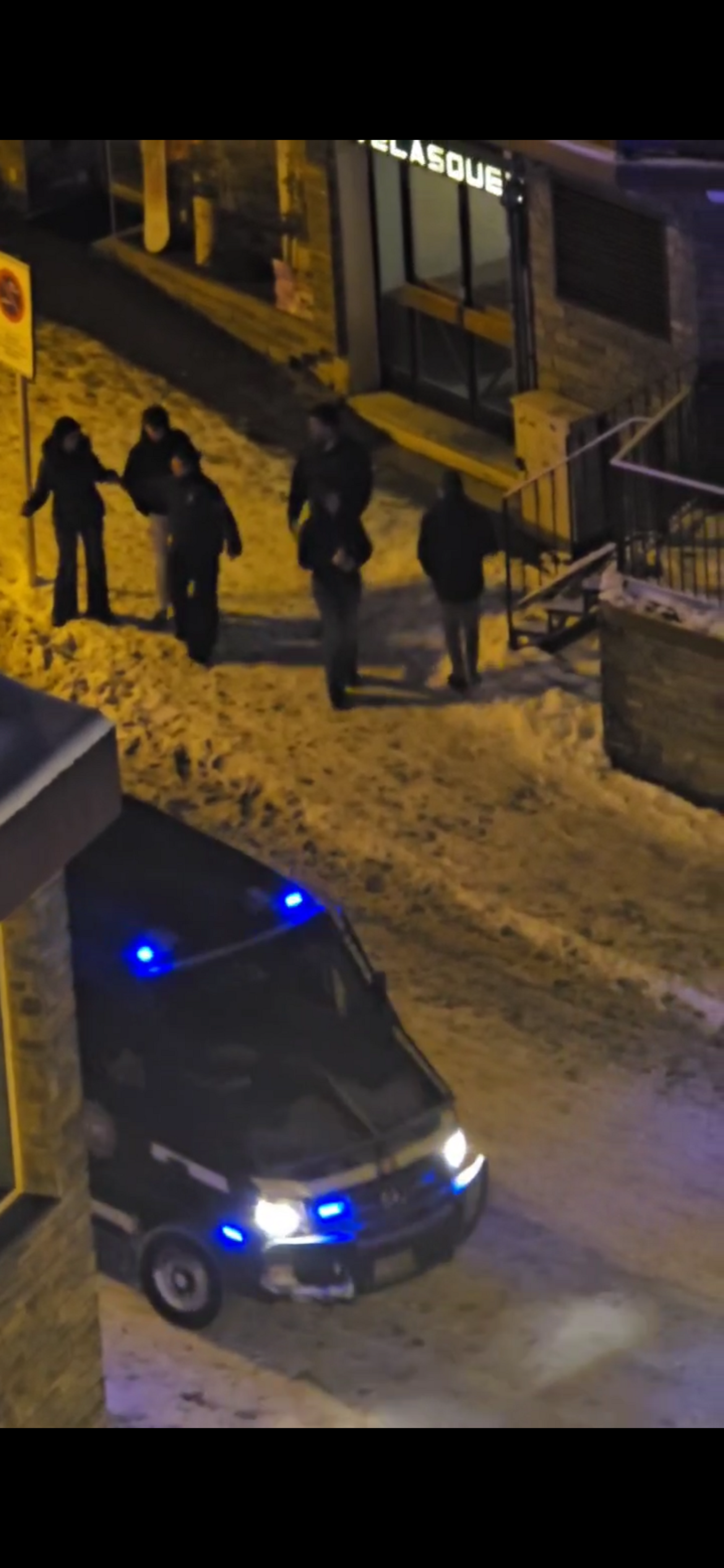 Joves al Pas ben entrada la matinada muntant gresca al carrer aquesta nit passada.