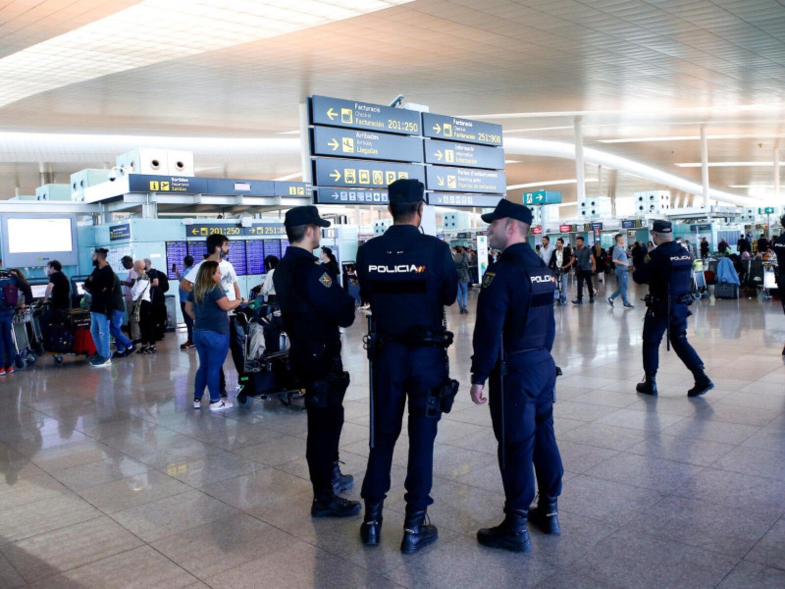 Policies nacionals espanyols a l'aeroport del Prat.