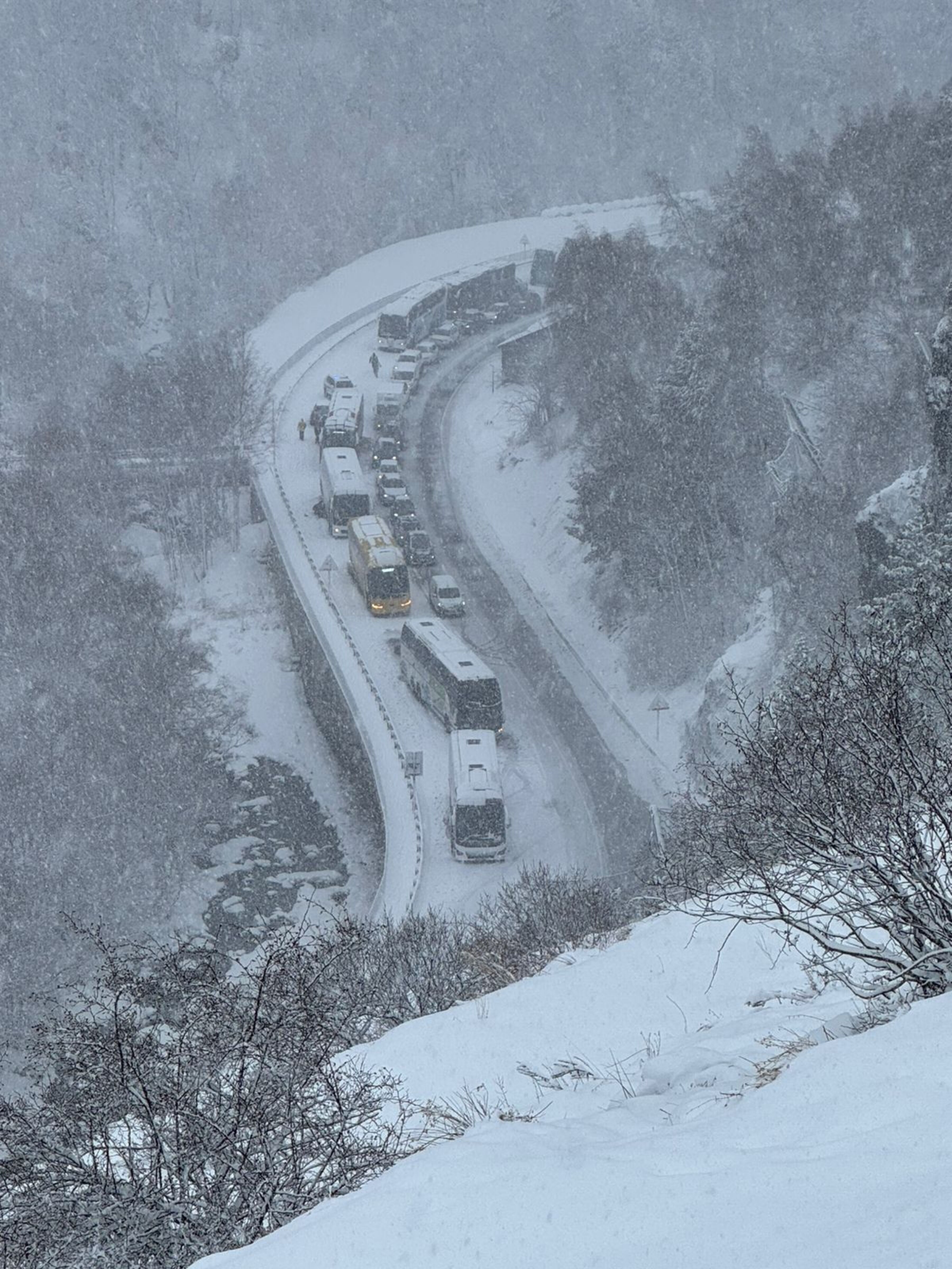 Una vista del punt on han quedat 'atrapats' els busos.