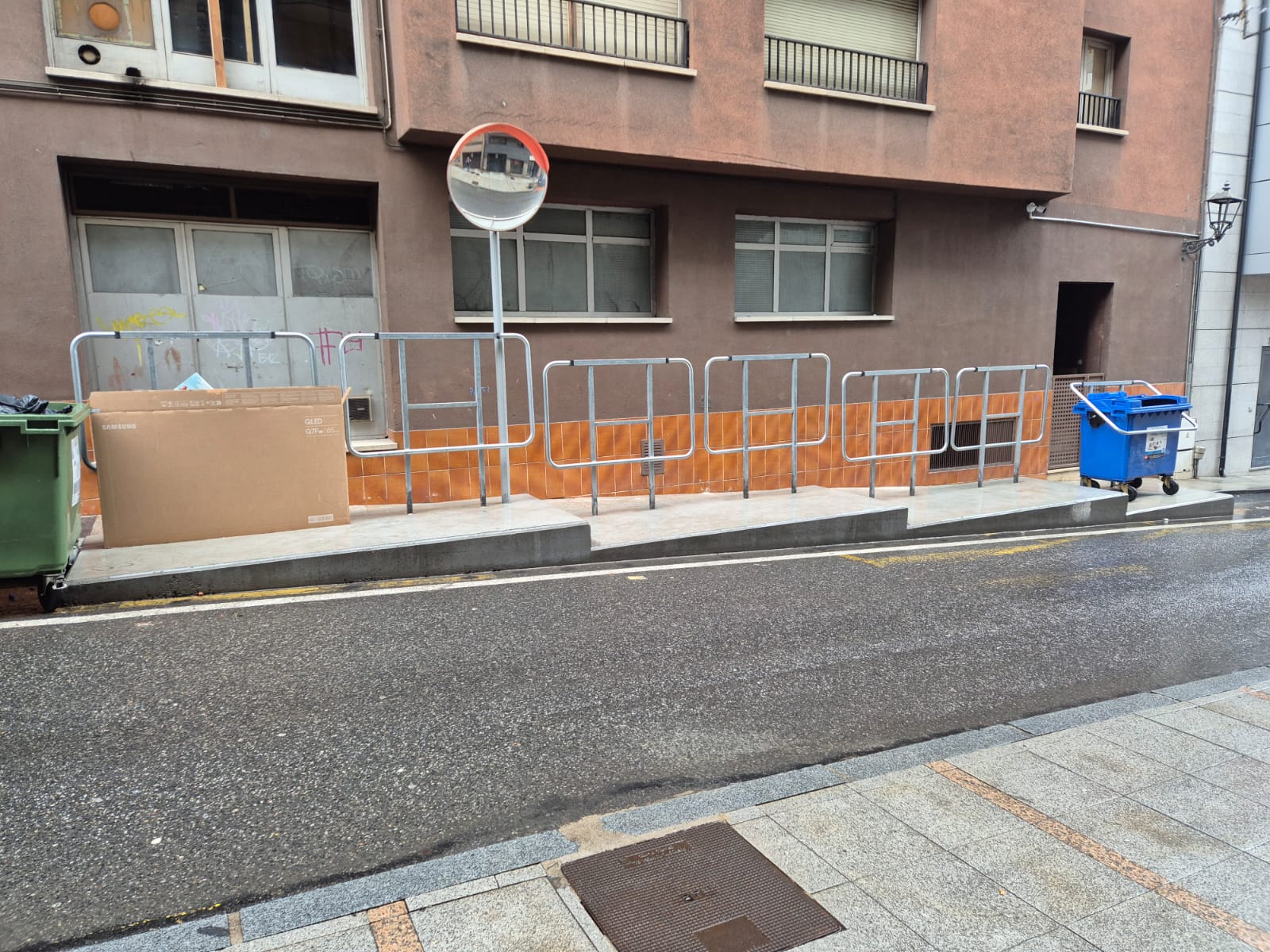 Una imatge dels contenidors en les immediacions de la plaça Calonge-Sant Antoni.