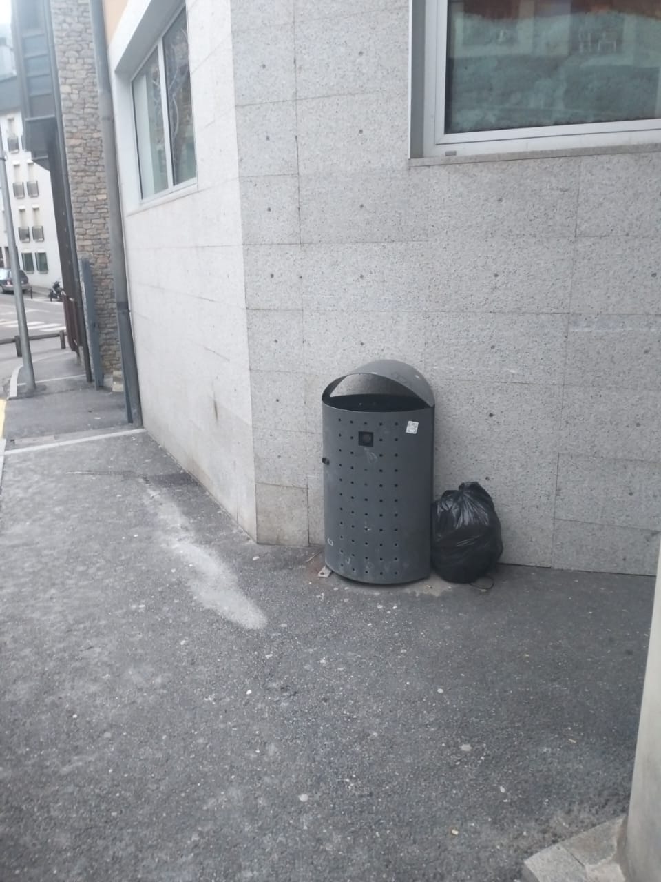 Estat que presenta espais públics en les immediacions del carrer de les Arribes.