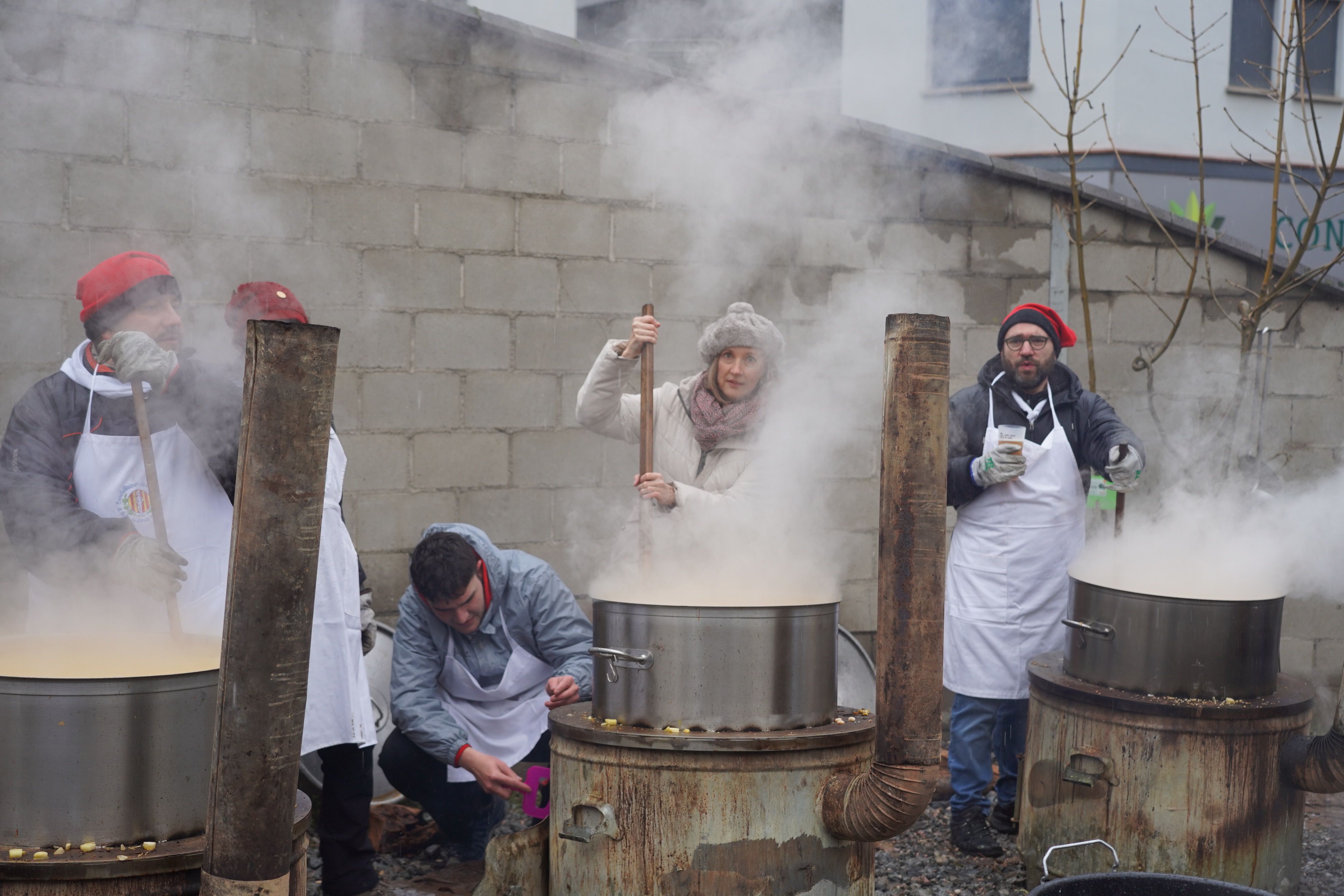  La consellera general Maria Àngels Aché preparant l'escudella.