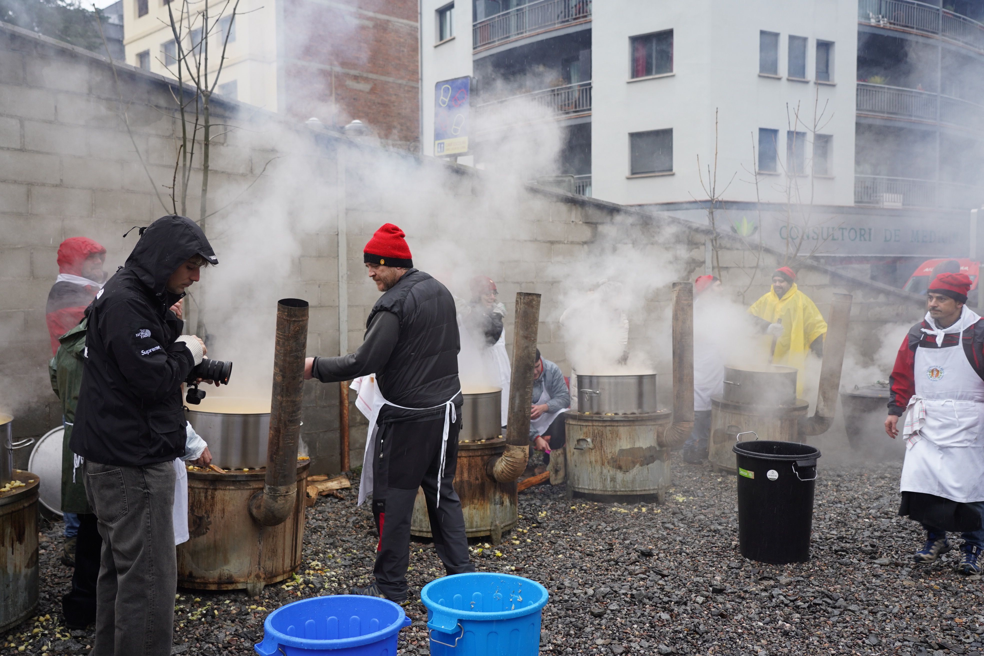 Preparació de l'escudella de Sant Julià.