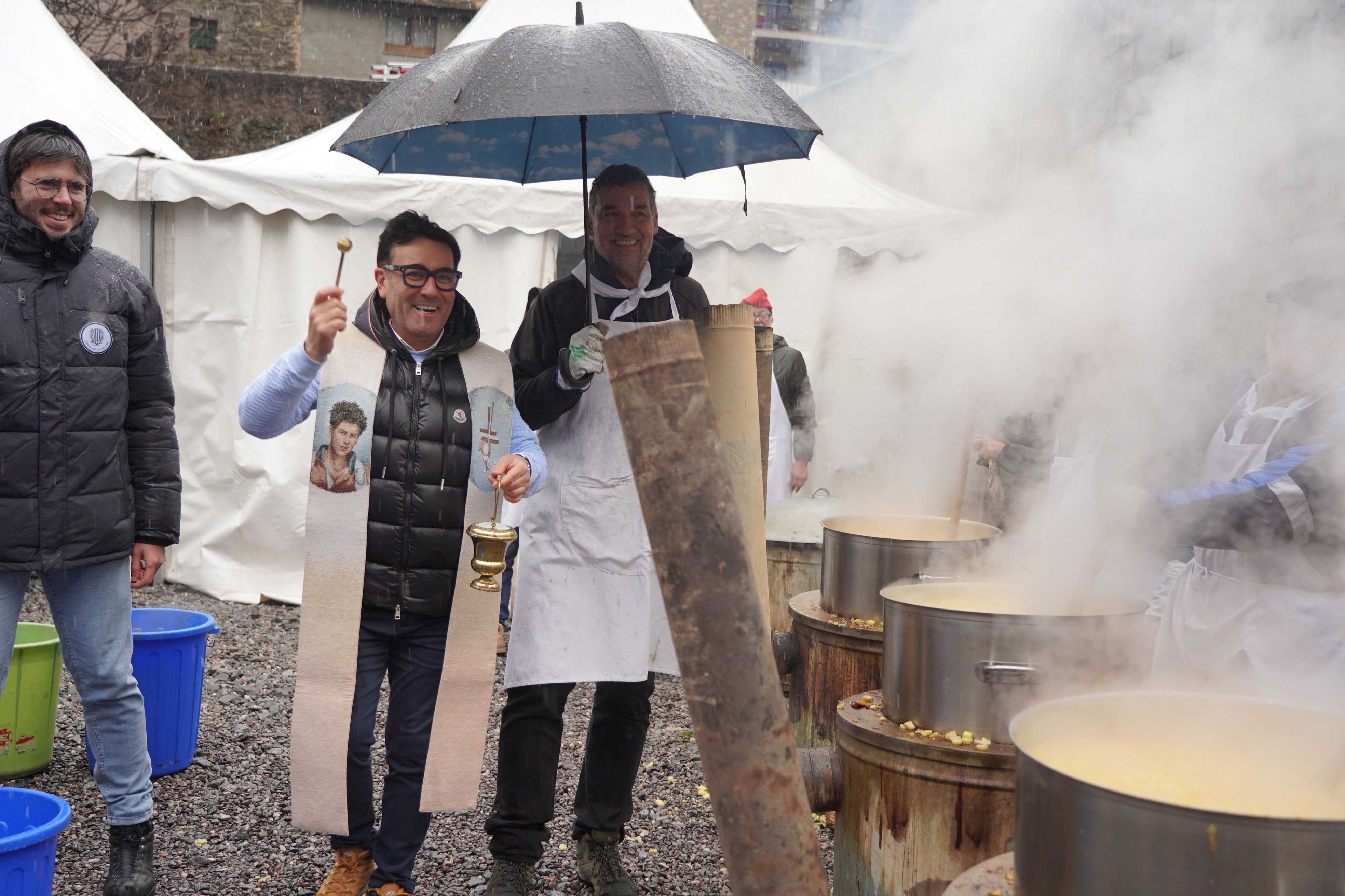 El mossén Pepe Chisvert beneint l'escudella.