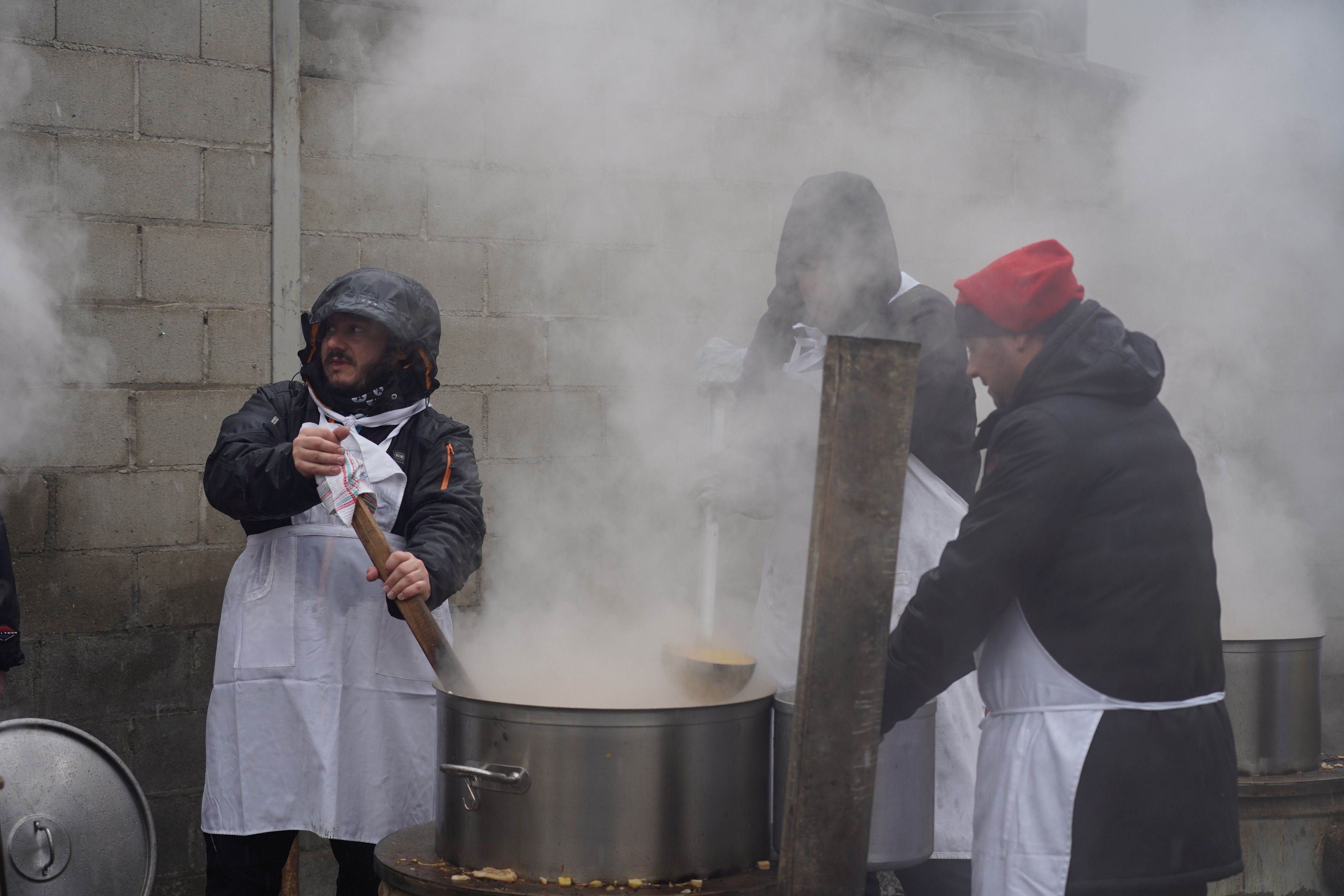 Els escudellaries servint les primeres racions.