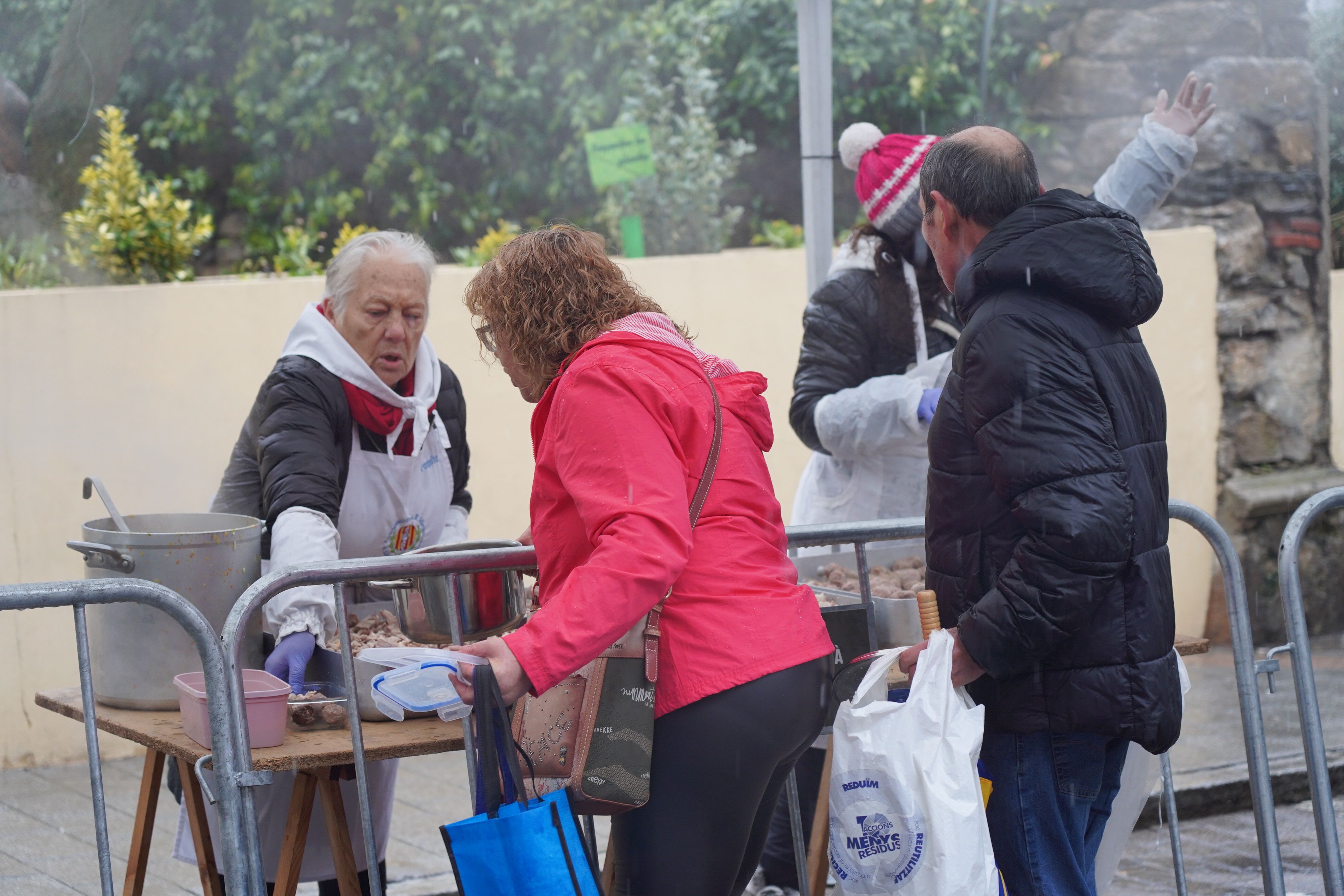 Les voluntàries servint les racions. 