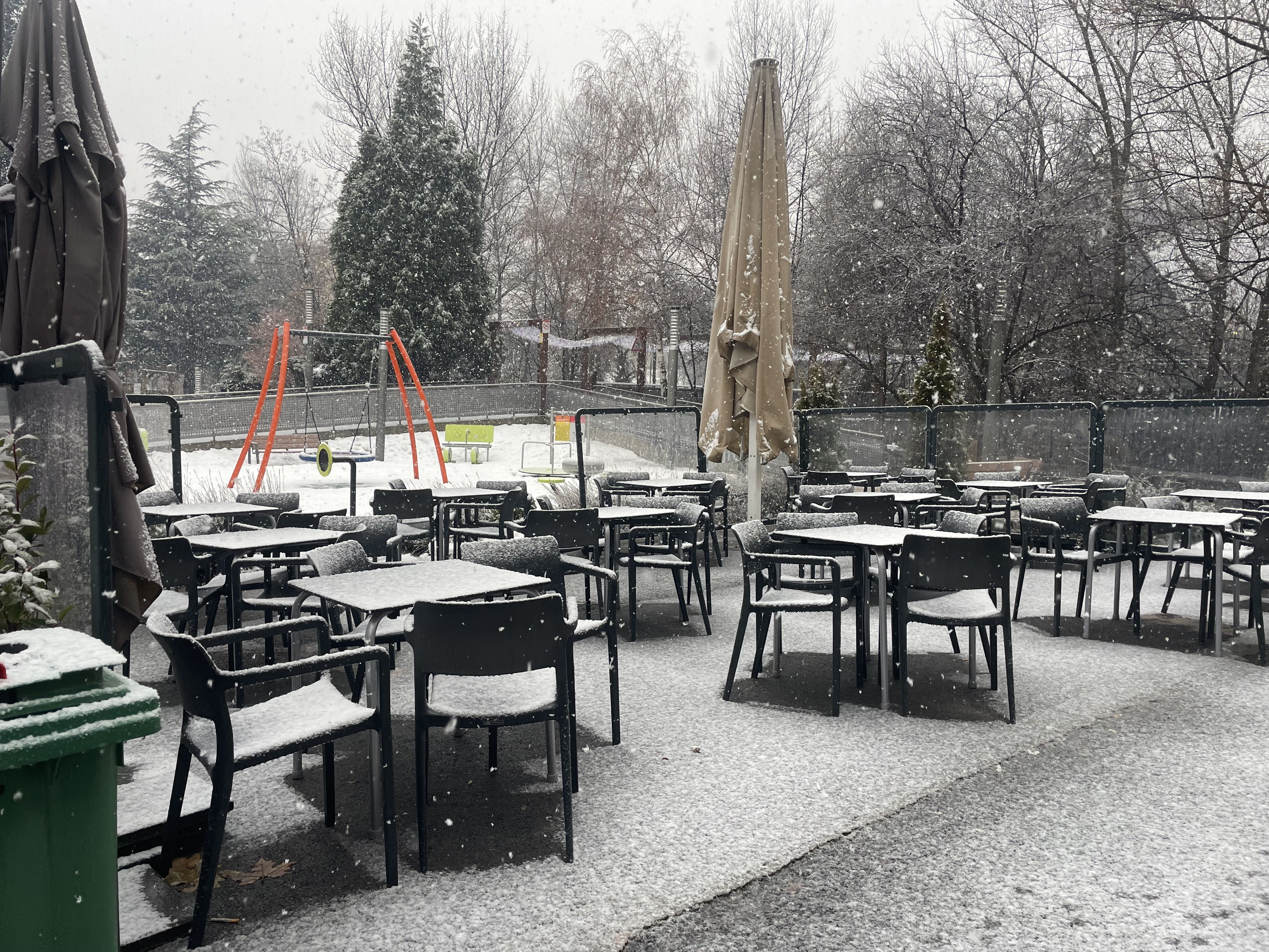 Una terrassa al centre d'Encamp a l'inici de la tempesta.