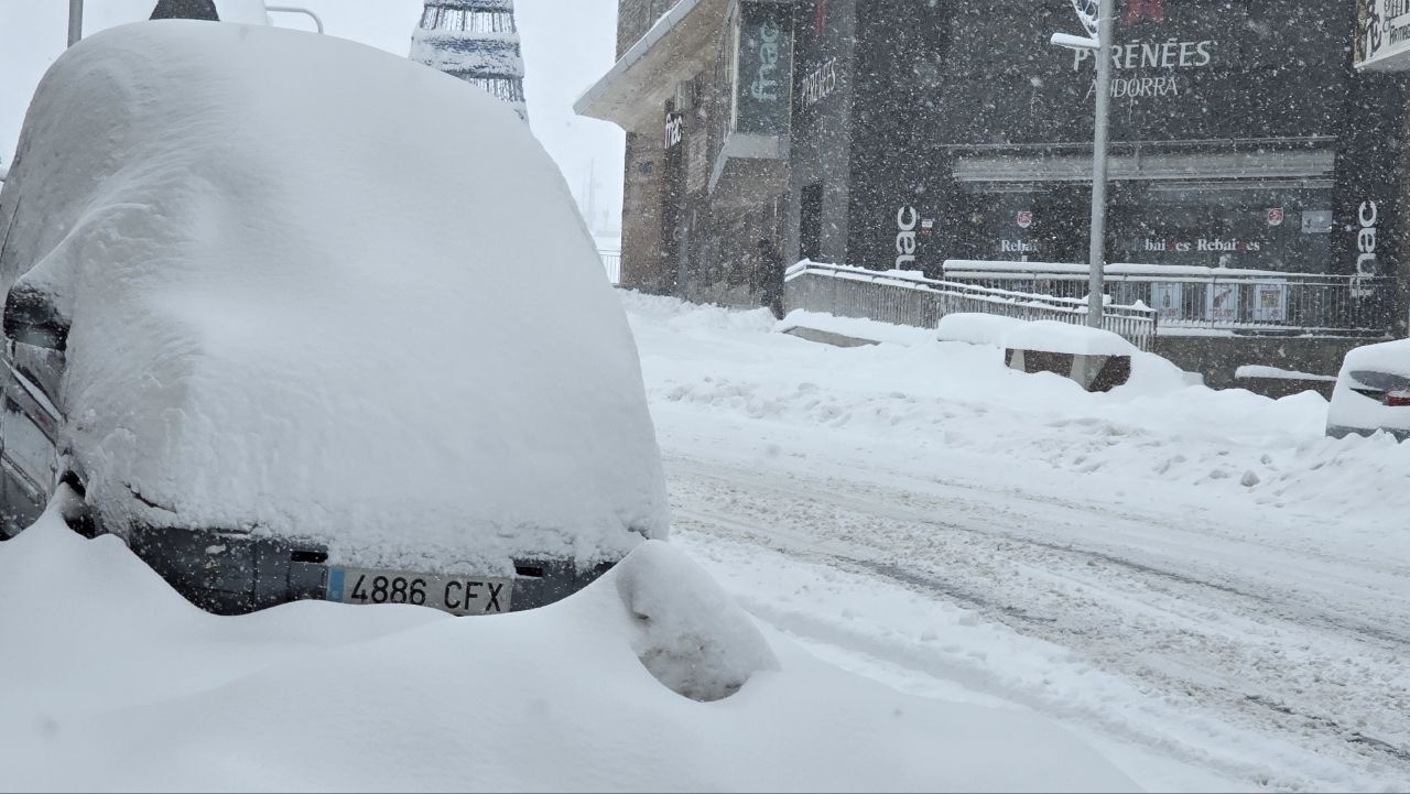 Un vehicle colgat per la neu al Pas de la Casa aquesta tarda.