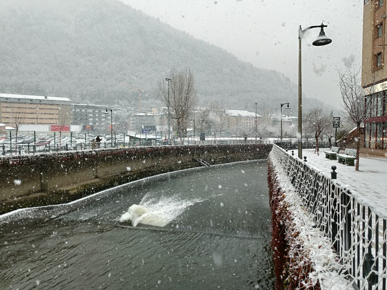La neu ha arribat fins a la capital.