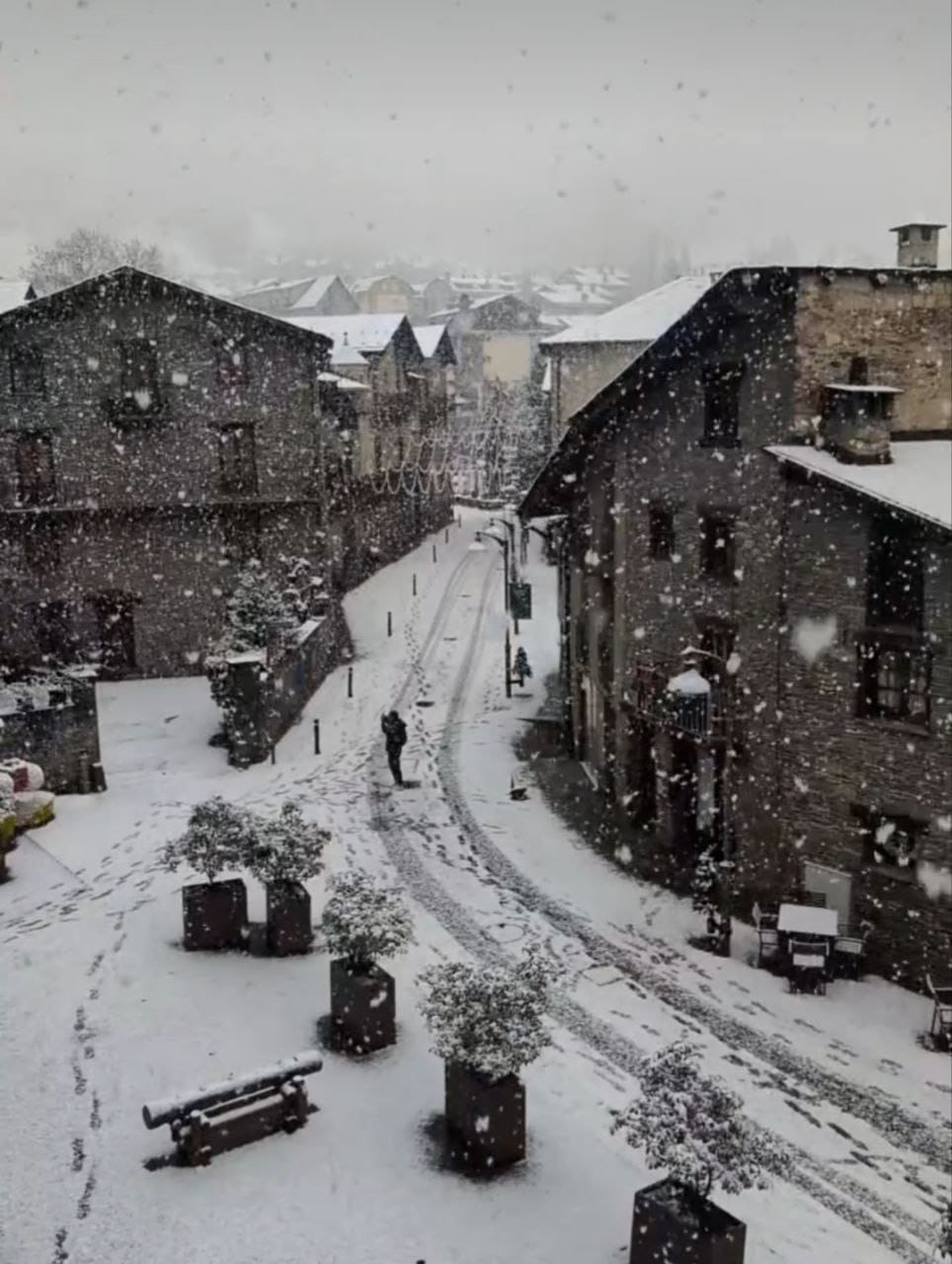 La plaça Major d'Ordino coberta de blanc.