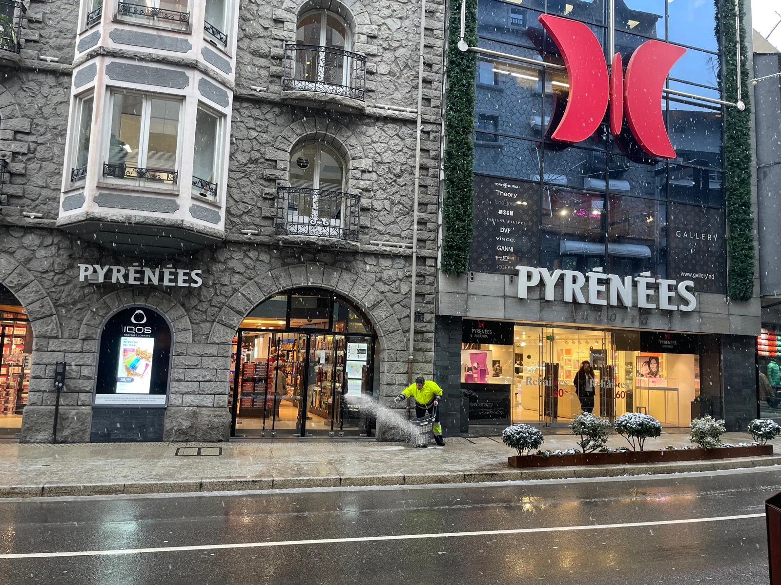 Un operari del comú d'Andorra la Vella tirant potassa.