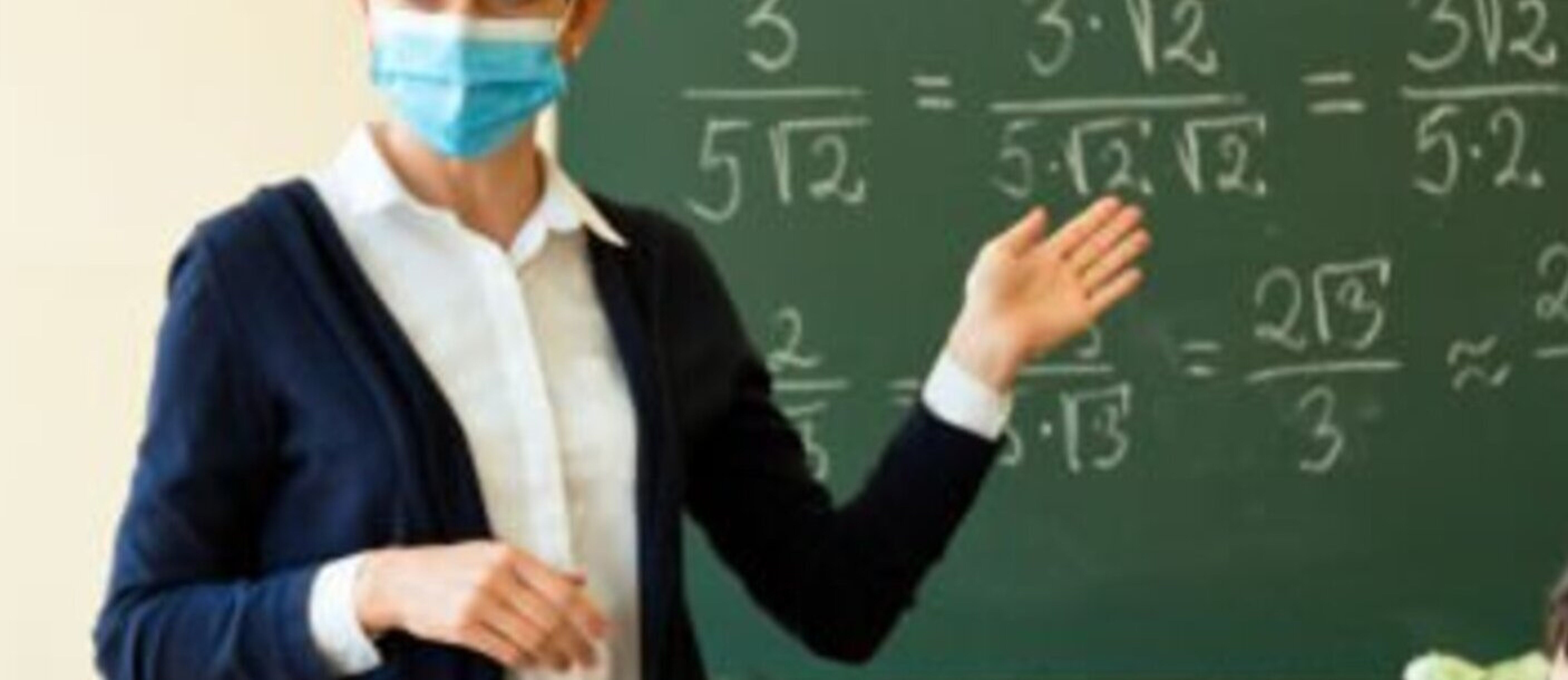 Una docent fent classe durant la pandèmia.