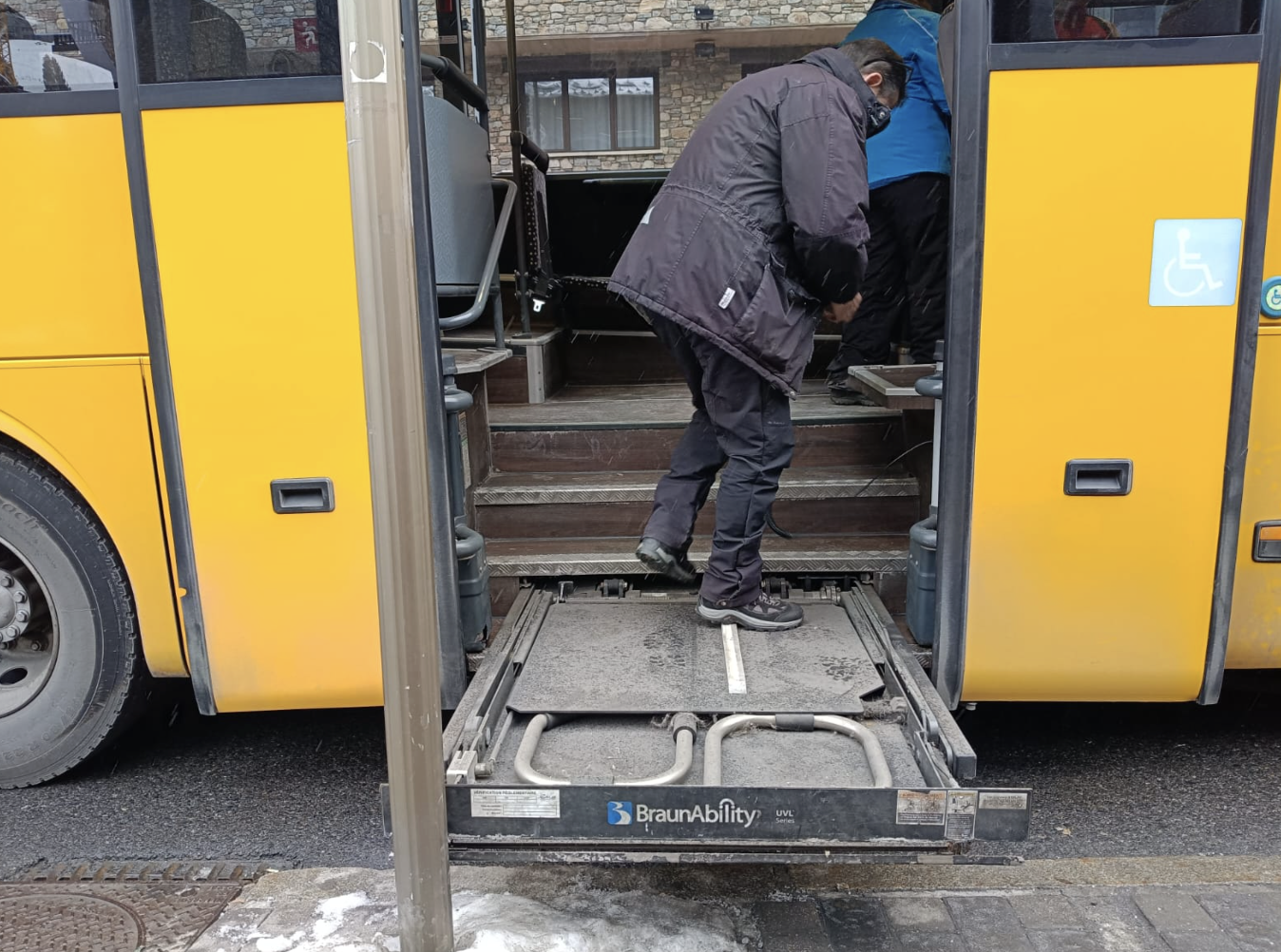 La plataforma atrofiada del bus de la L4 que va voler agafar el denunciant.