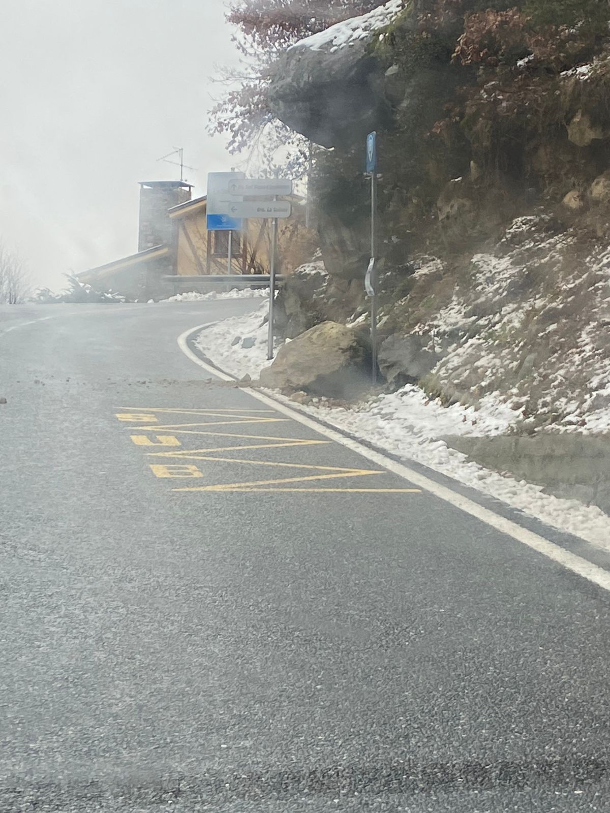 Un roc que ha baixat a tocar la calçada a la carretera d'Engolasters.