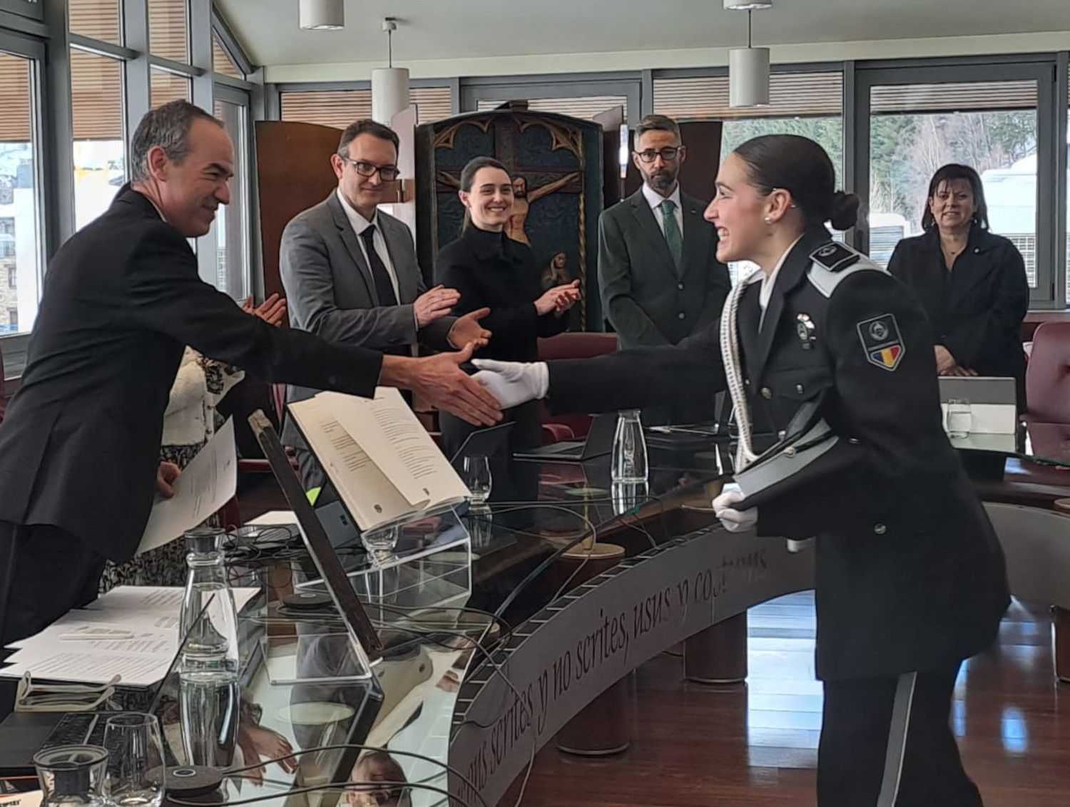 La nova agent de circulació saluda el cònsol després de l'acte de jurament del càrrec.